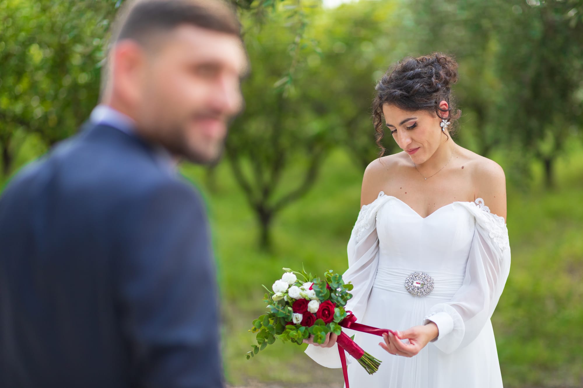 Correre insieme mano nella mano