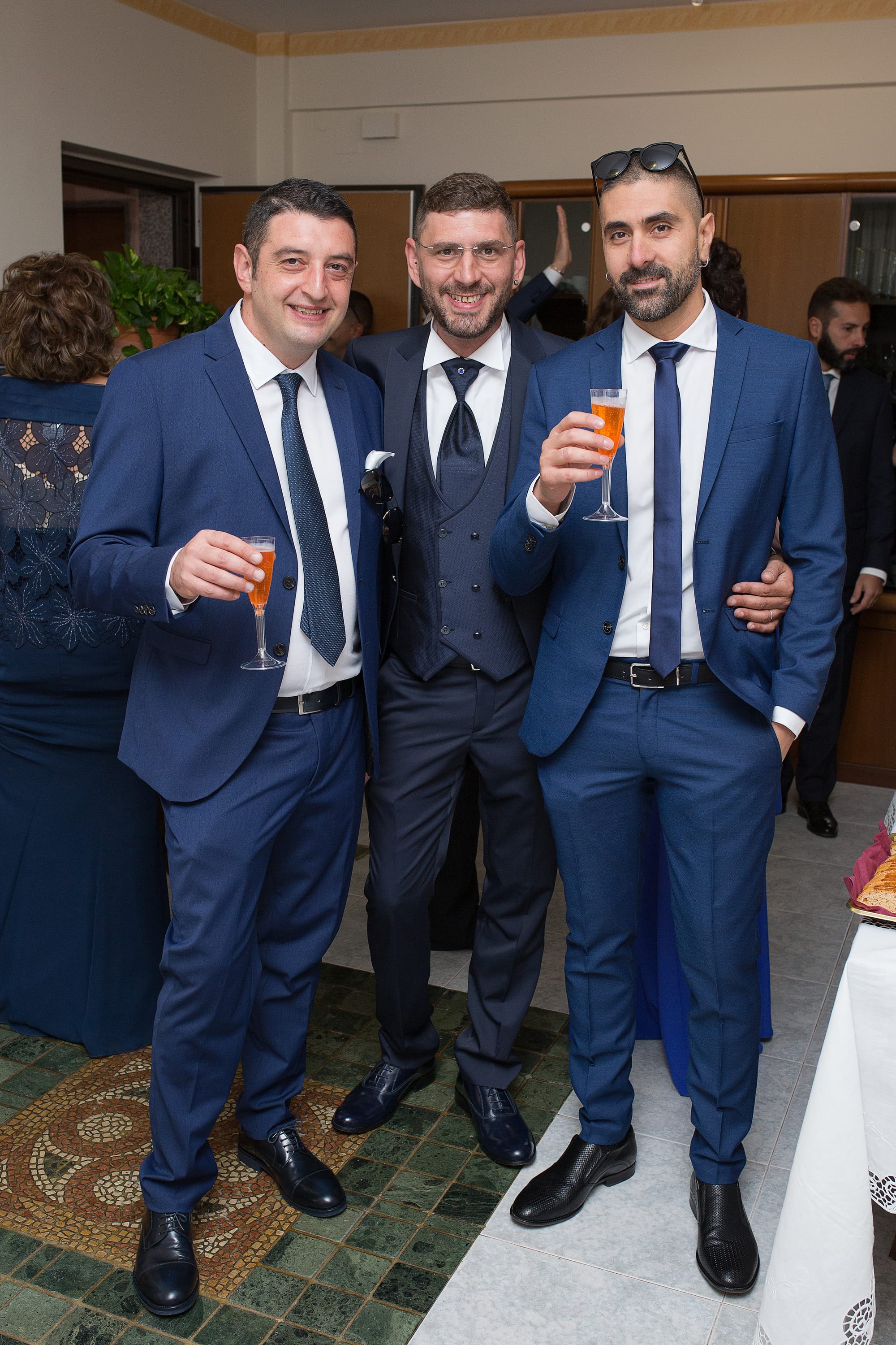 Correre insieme mano nella mano