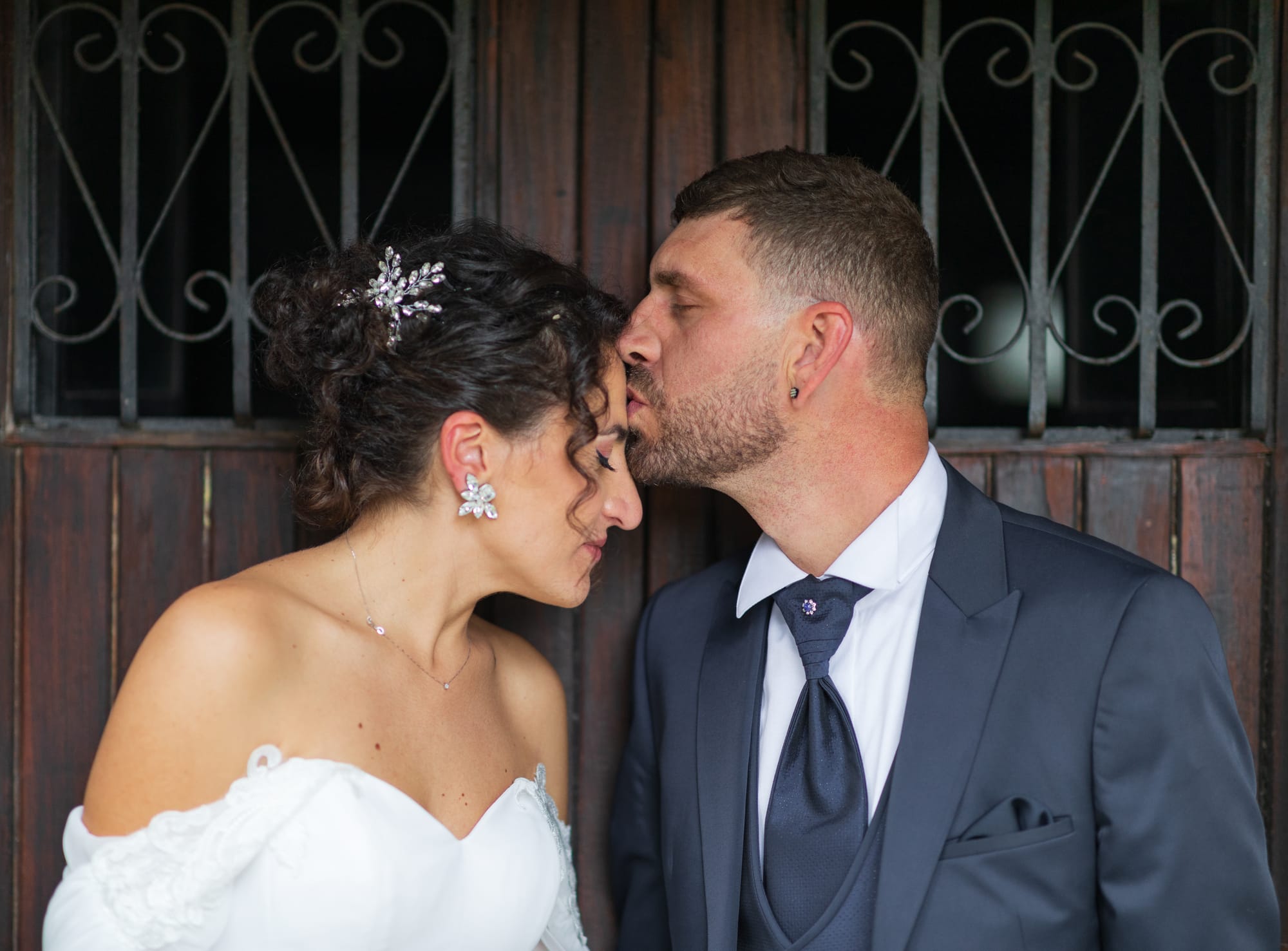 Correre insieme mano nella mano