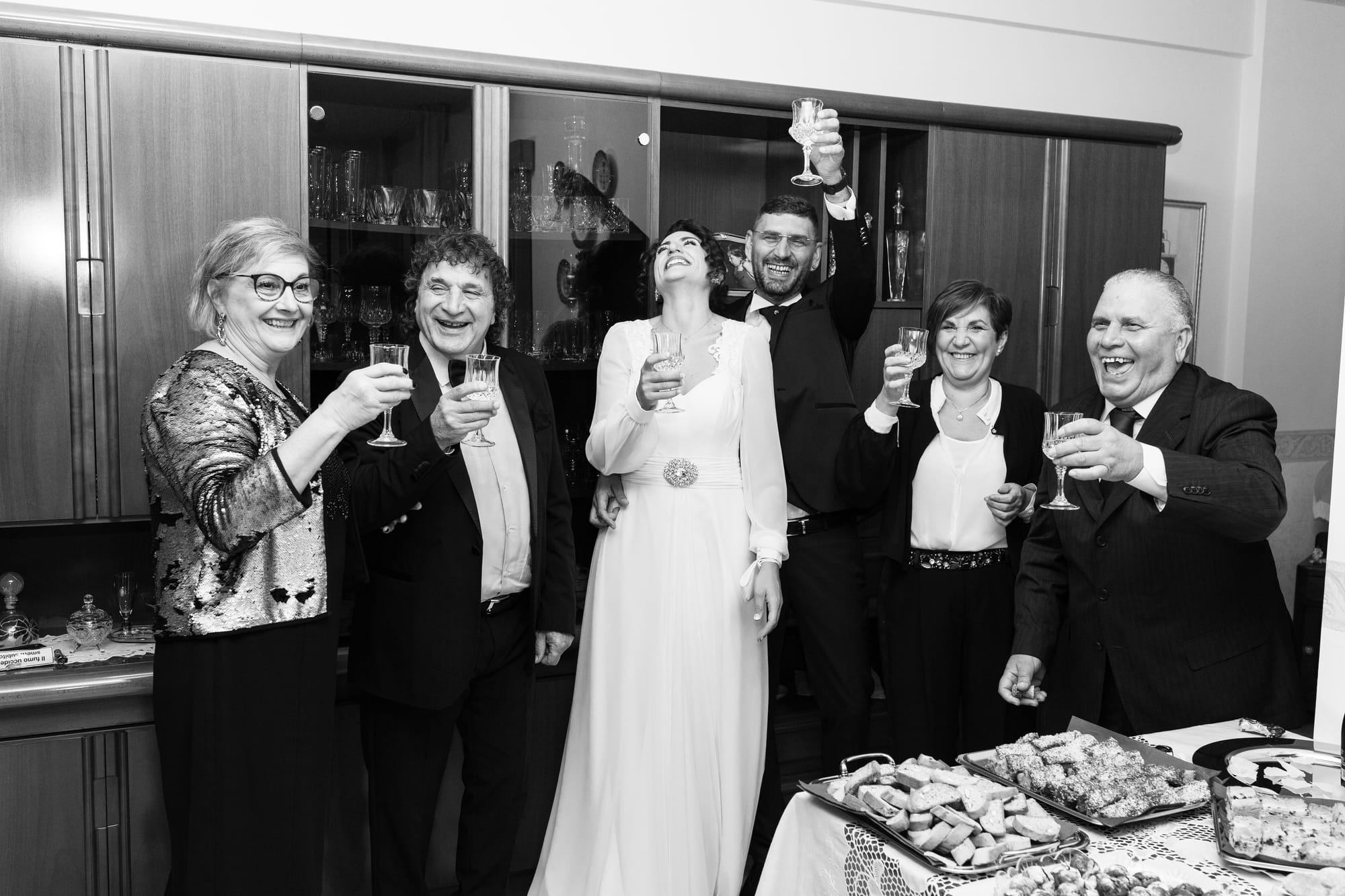 Correre insieme mano nella mano