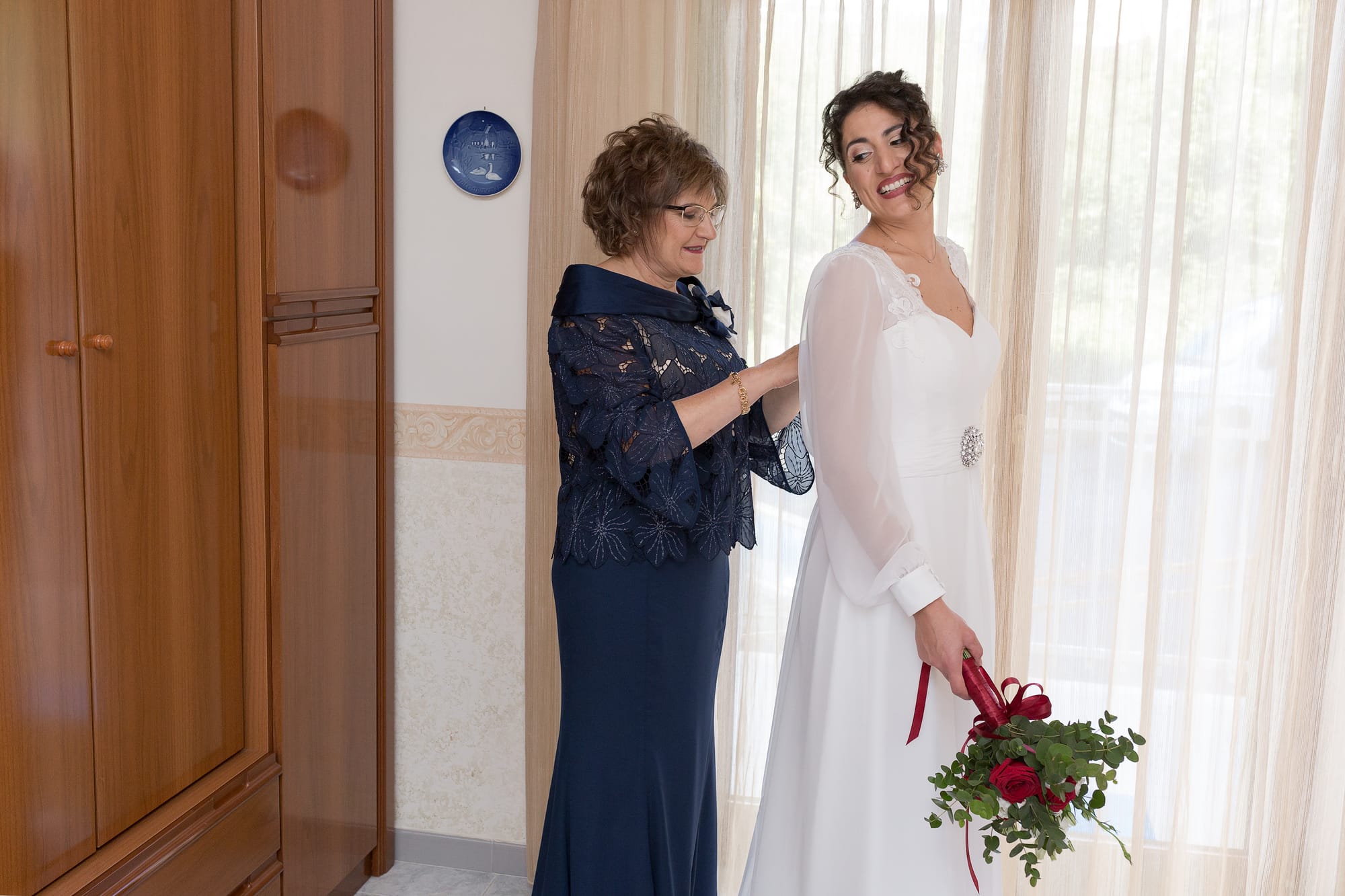 Correre insieme mano nella mano