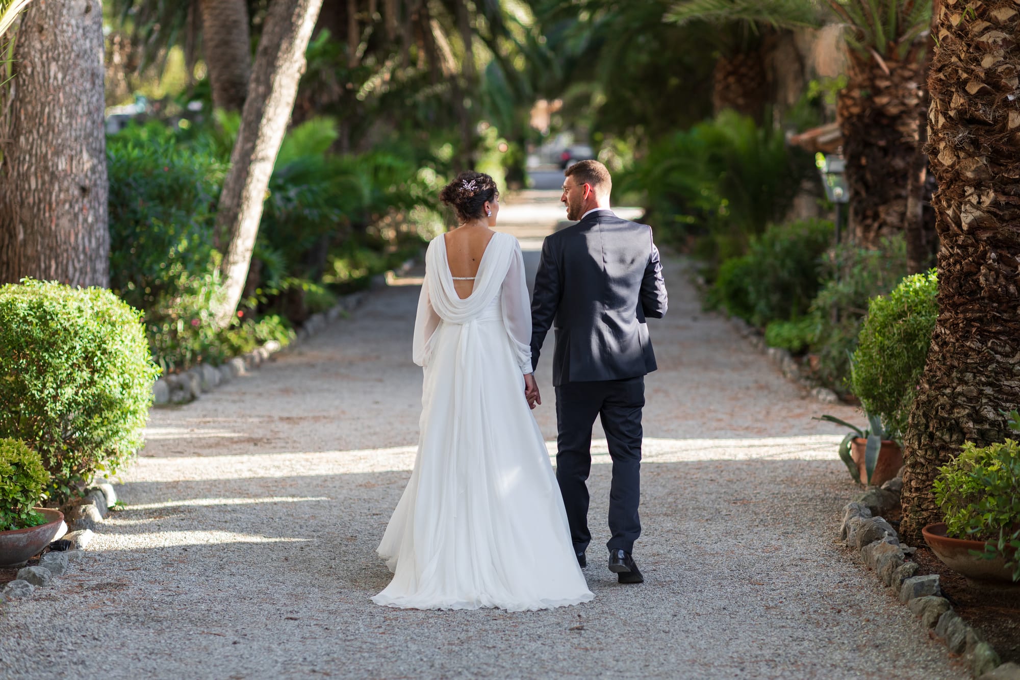 Correre insieme mano nella mano