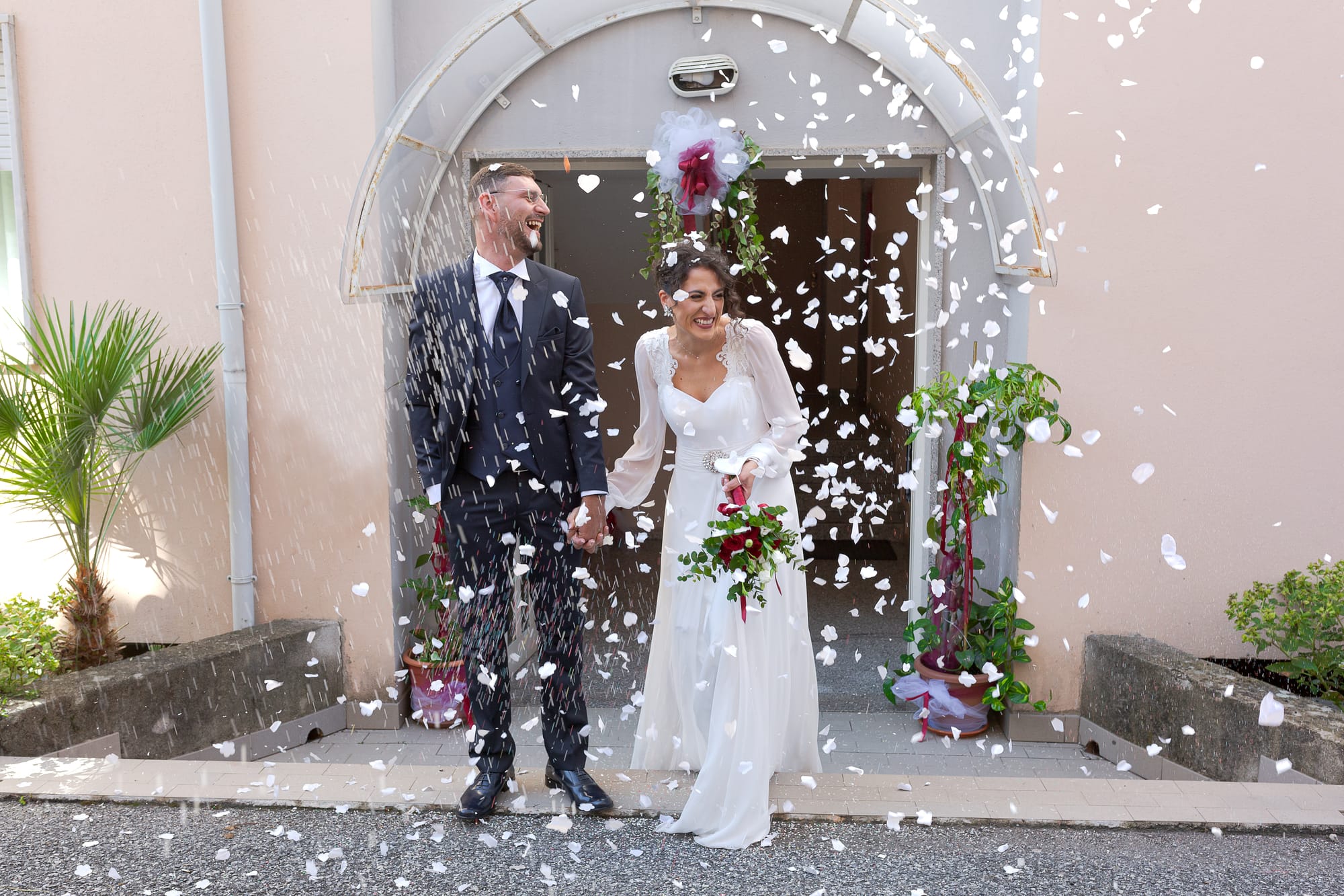 Correre insieme mano nella mano