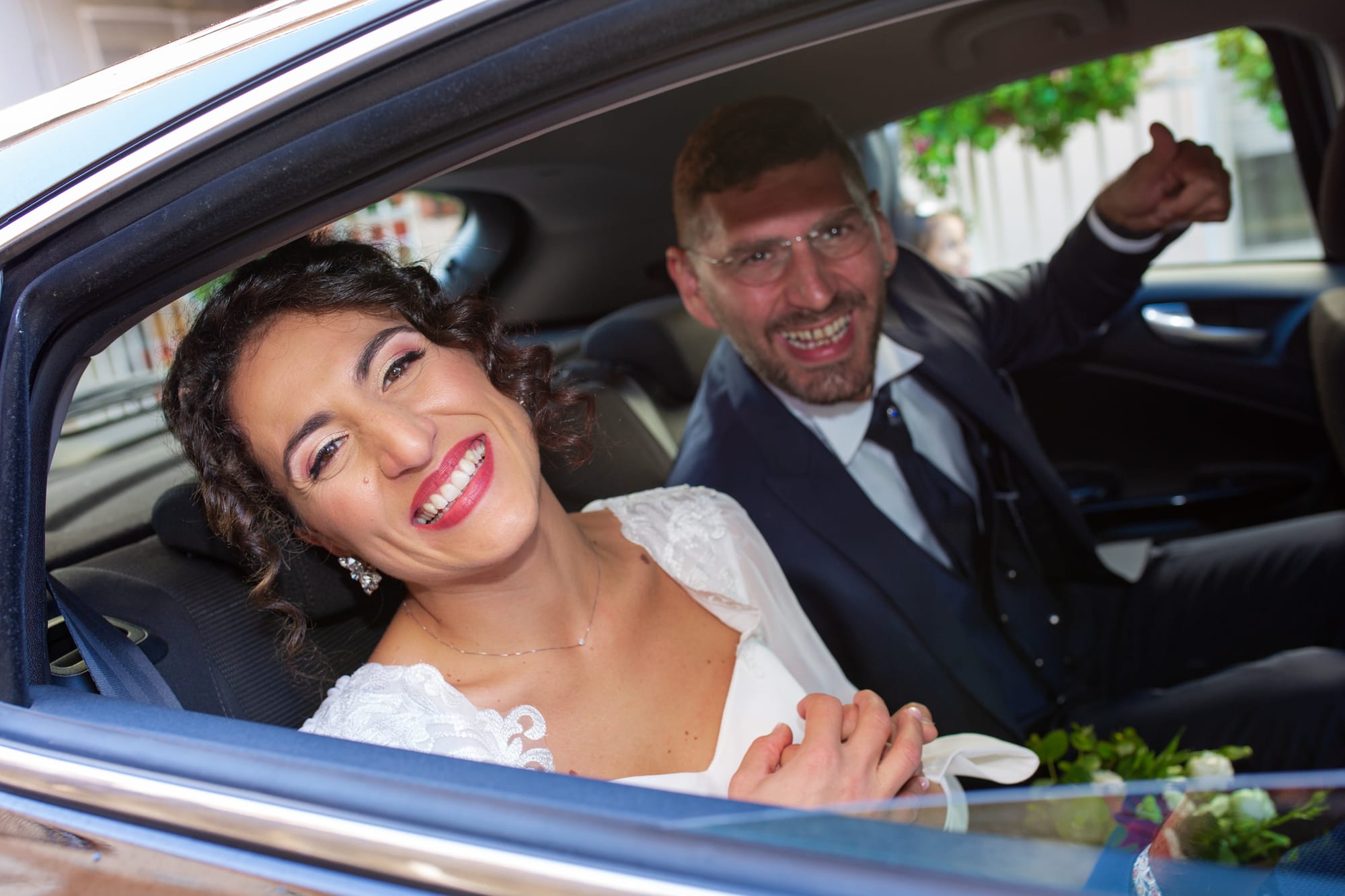 Correre insieme mano nella mano