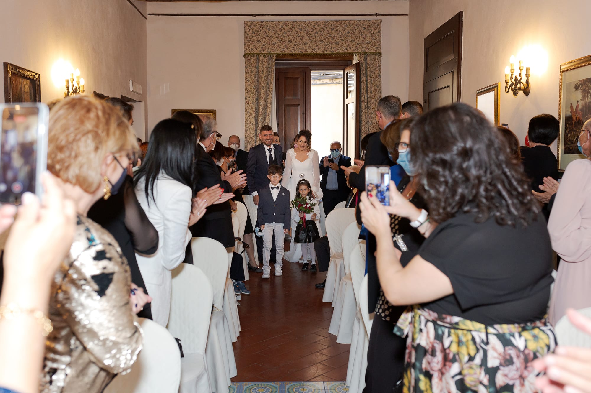 Correre insieme mano nella mano