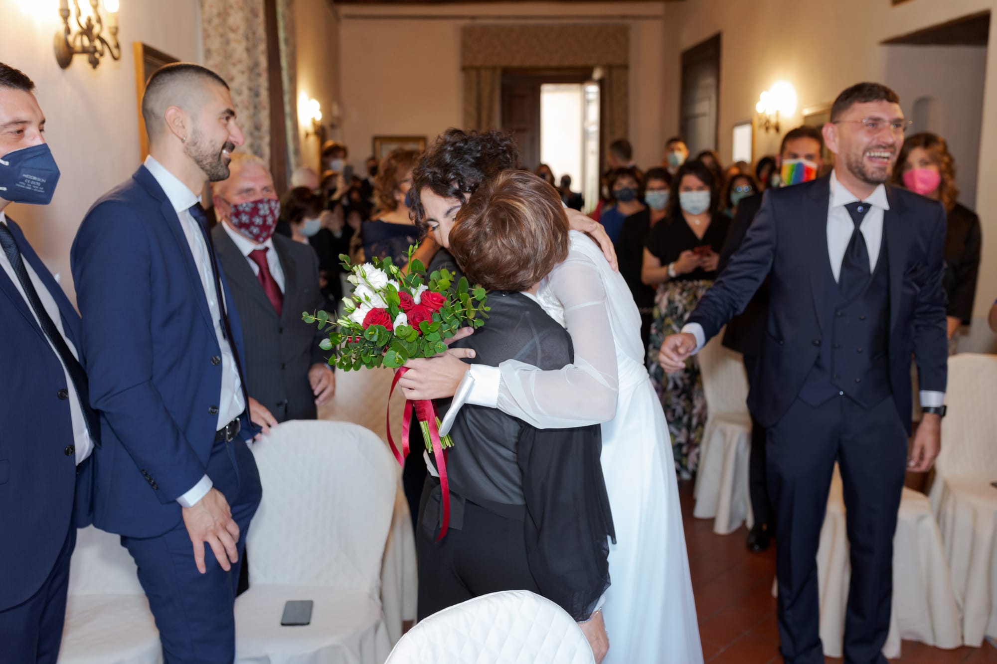 Correre insieme mano nella mano