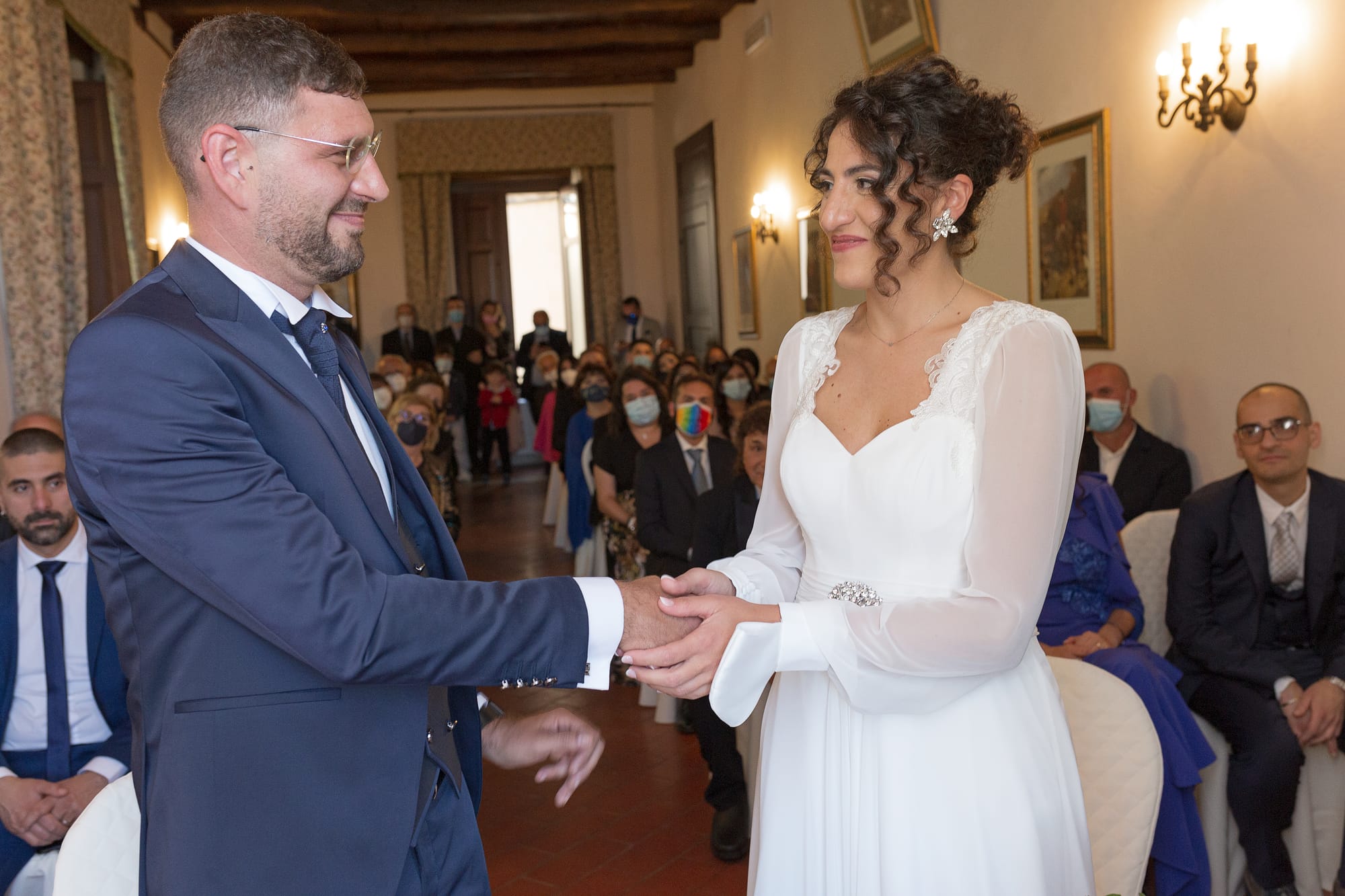 Correre insieme mano nella mano