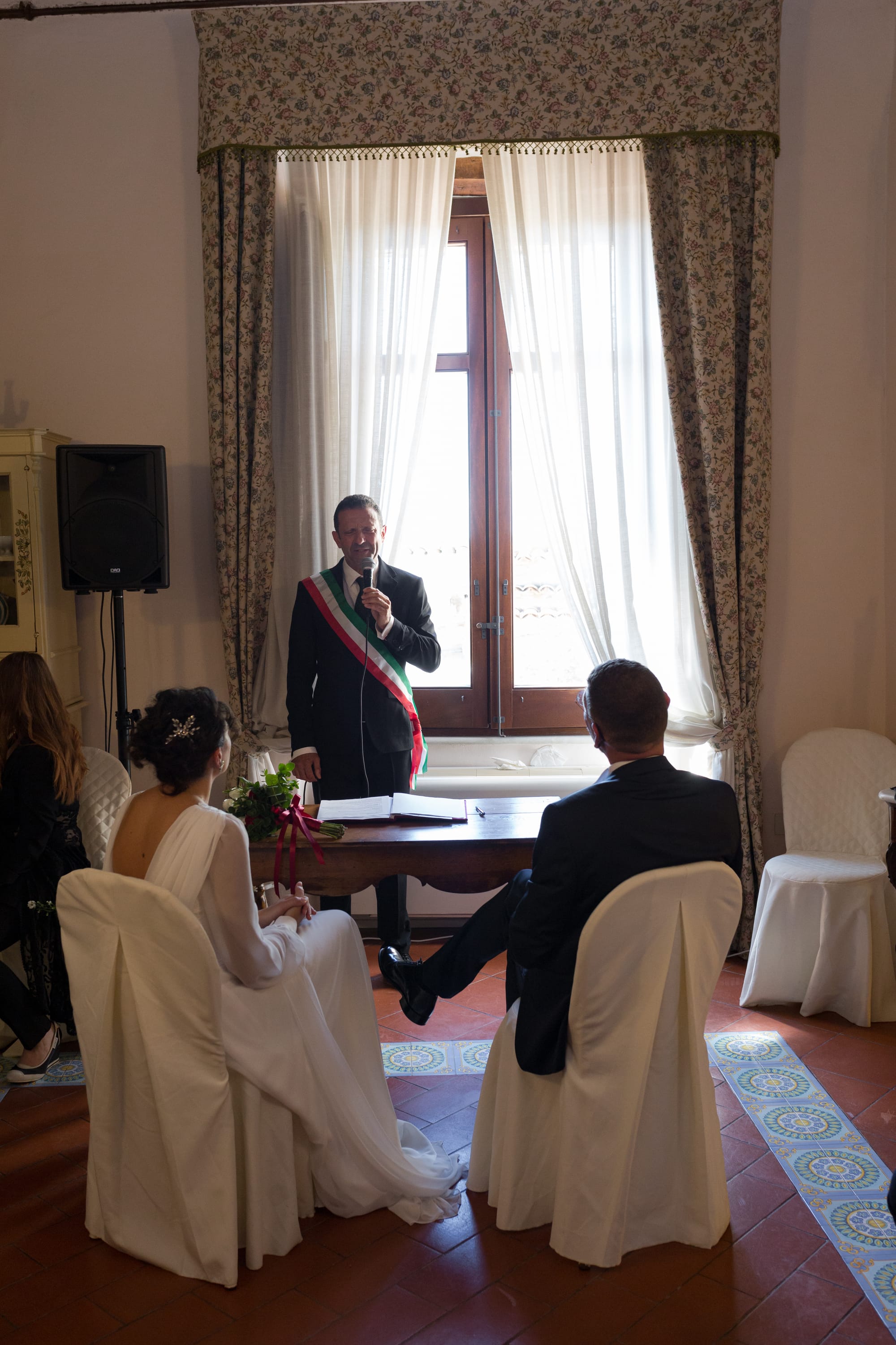 Correre insieme mano nella mano