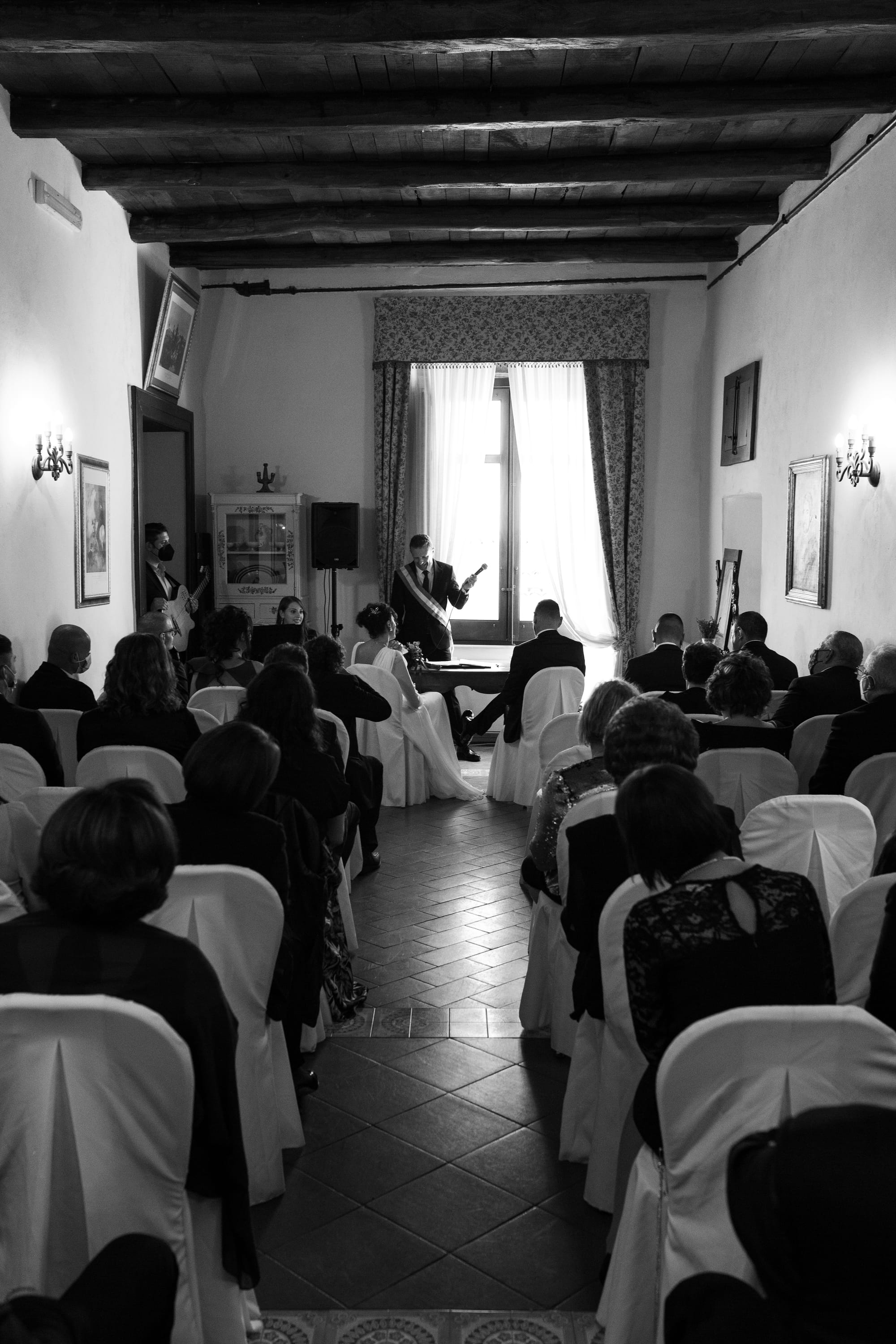 Correre insieme mano nella mano