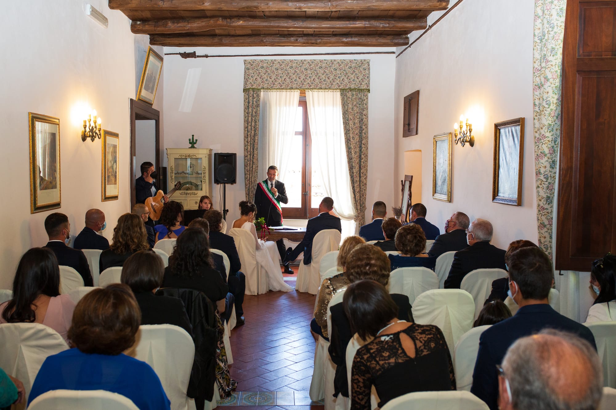 Correre insieme mano nella mano