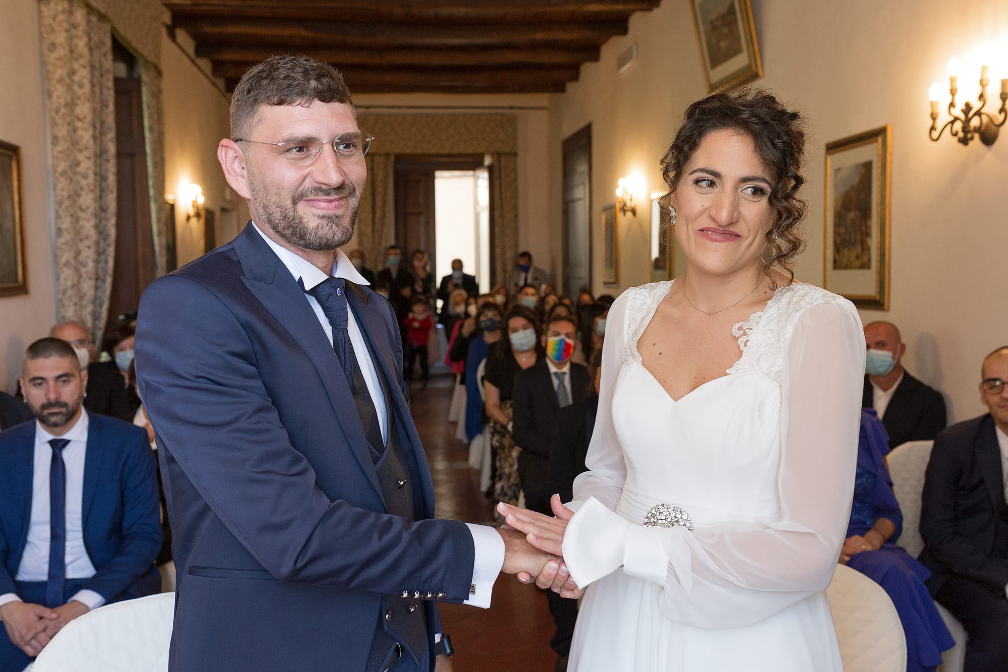 Correre insieme mano nella mano