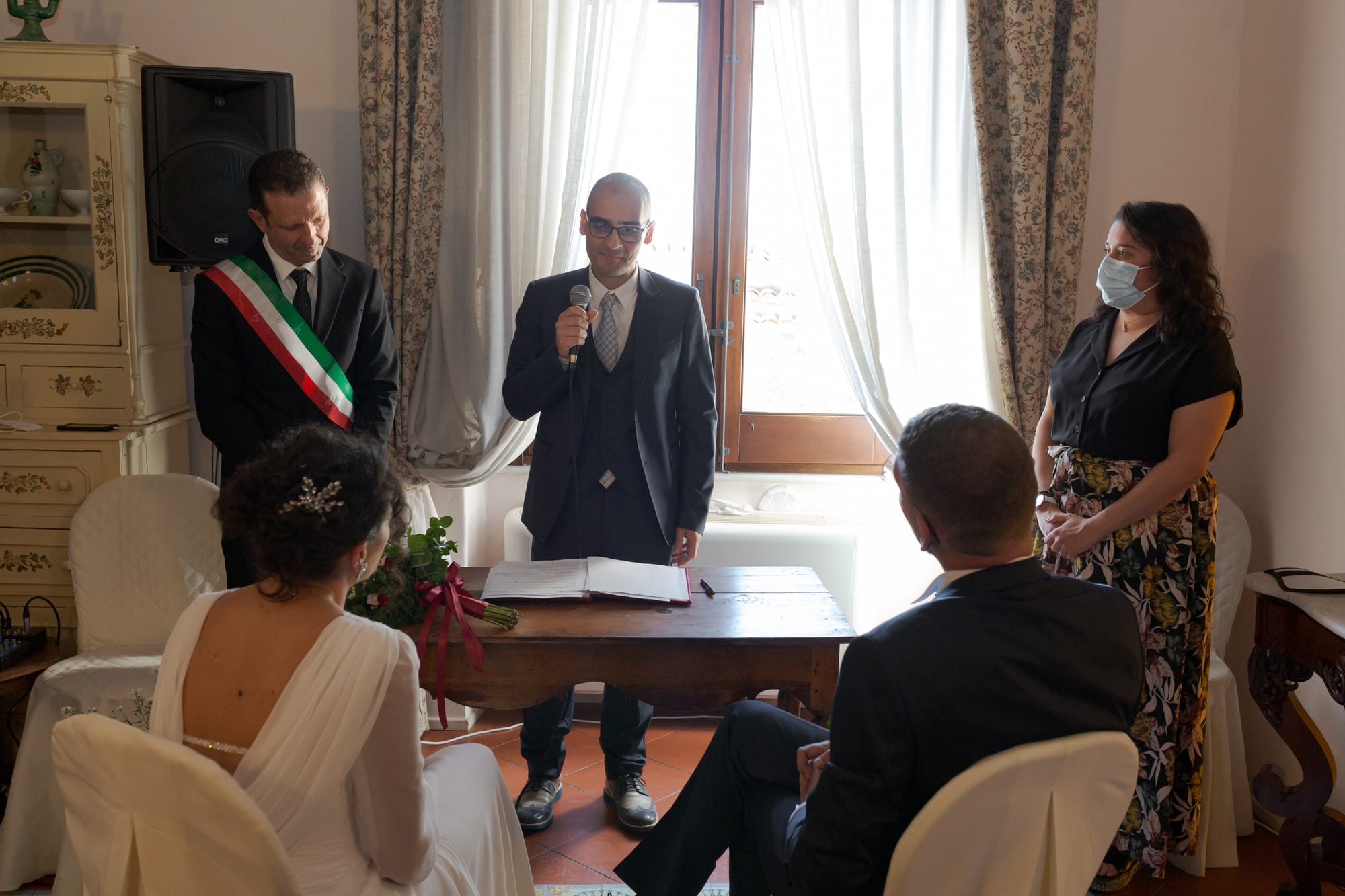 Correre insieme mano nella mano