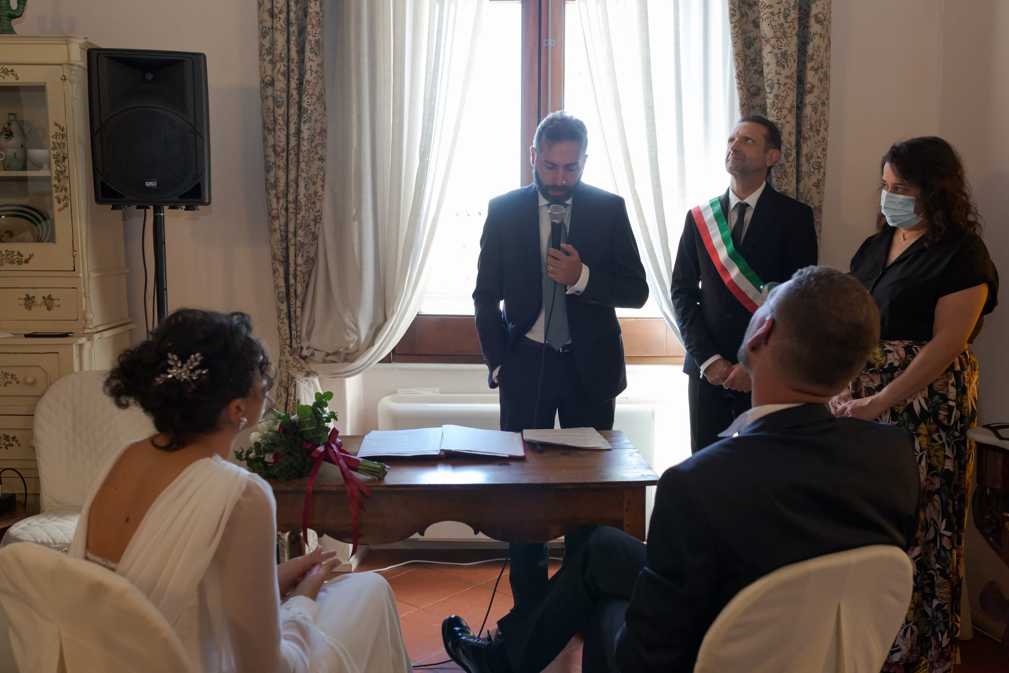 Correre insieme mano nella mano