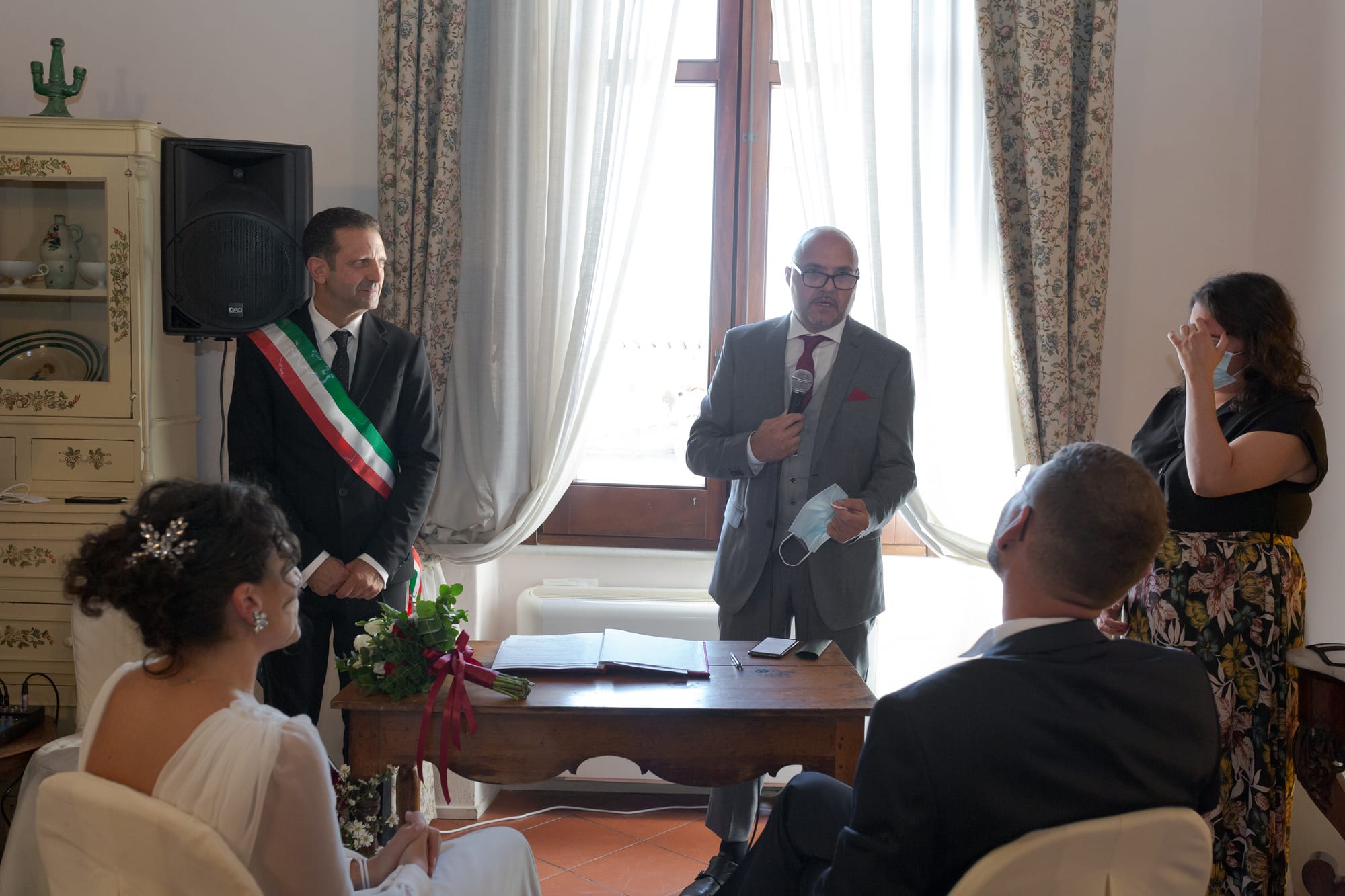 Correre insieme mano nella mano