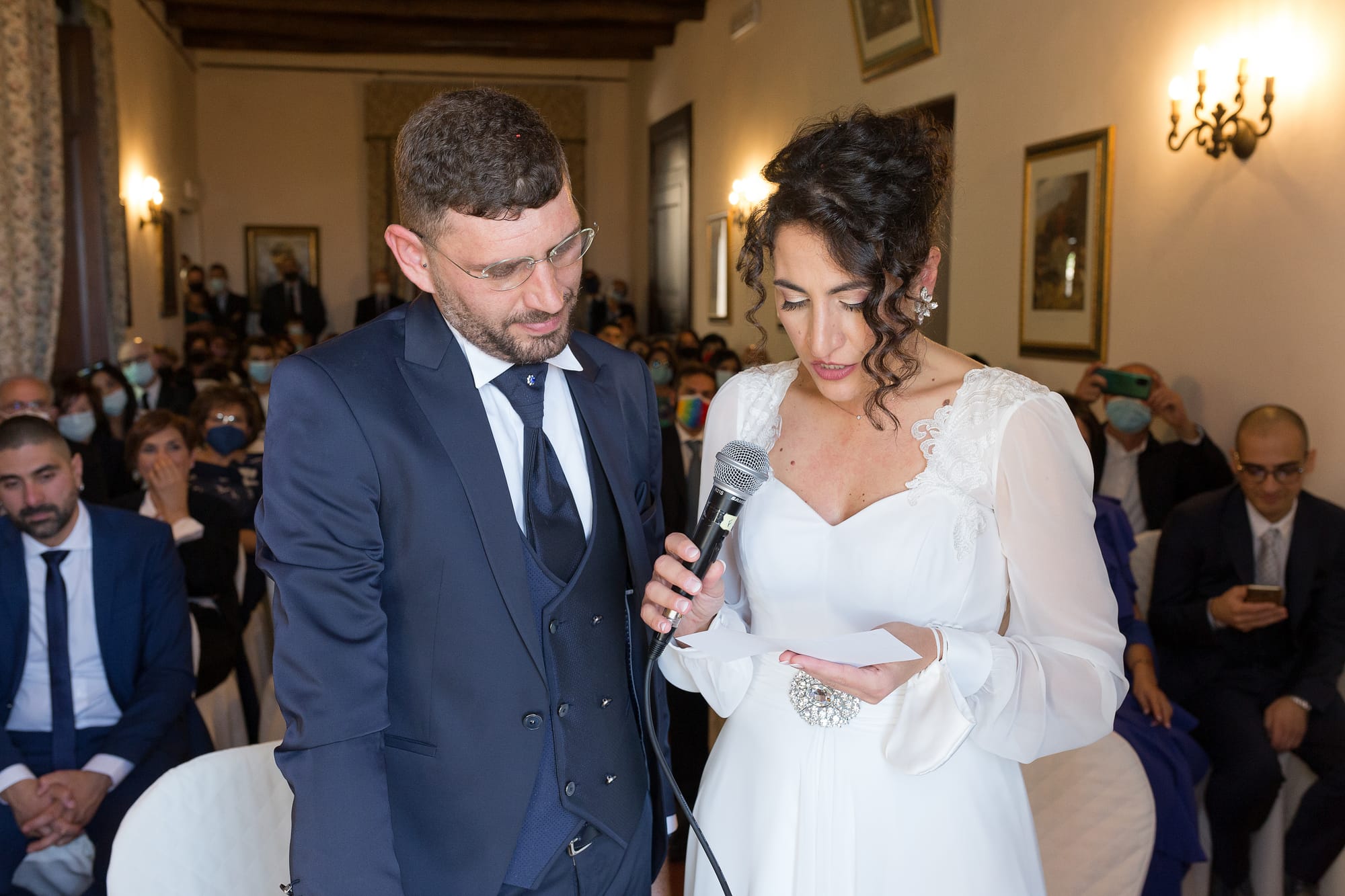 Correre insieme mano nella mano