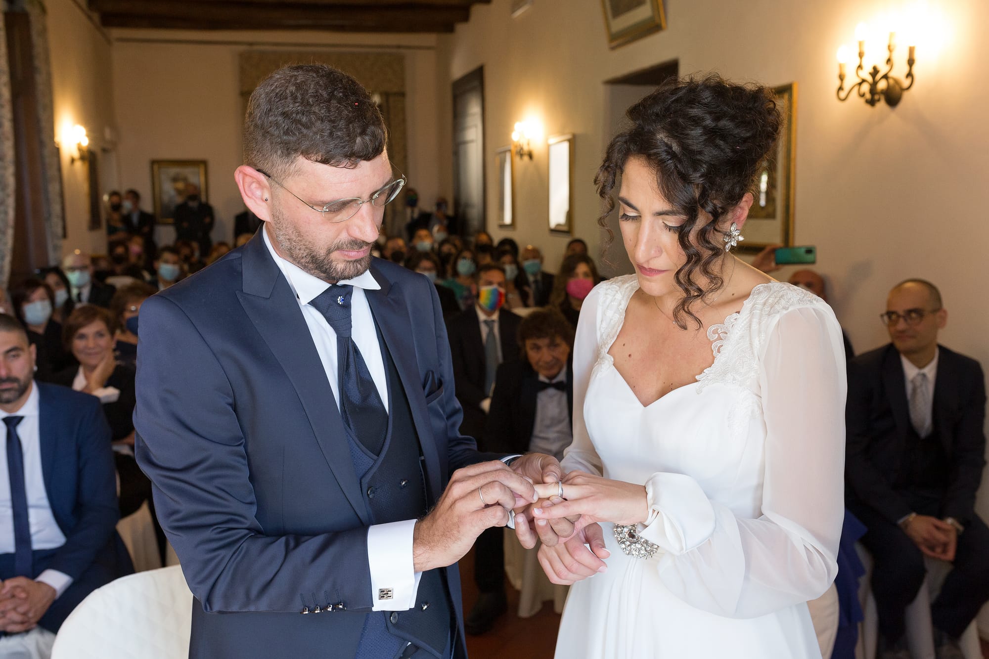 Correre insieme mano nella mano