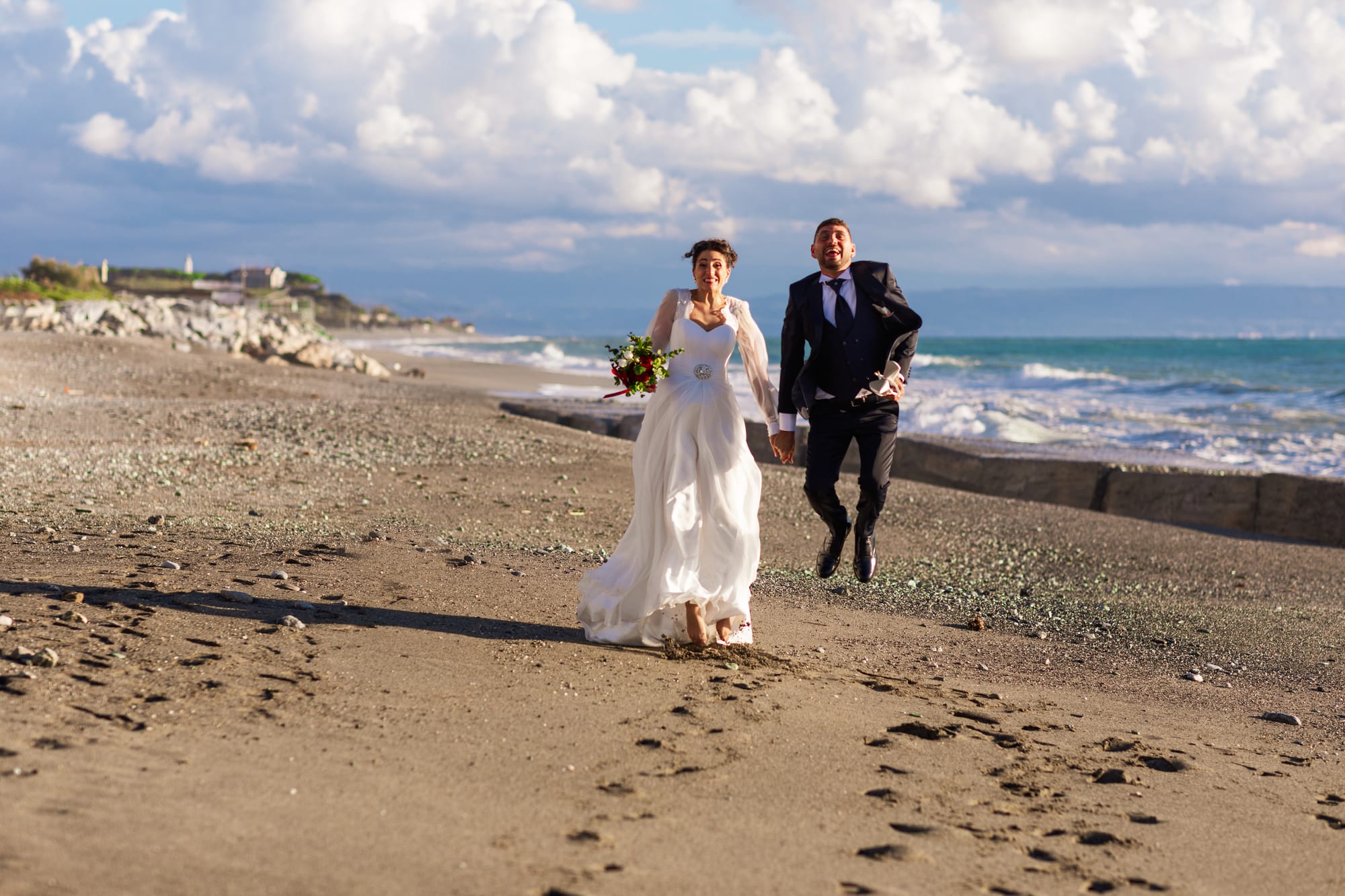 Correre insieme mano nella mano