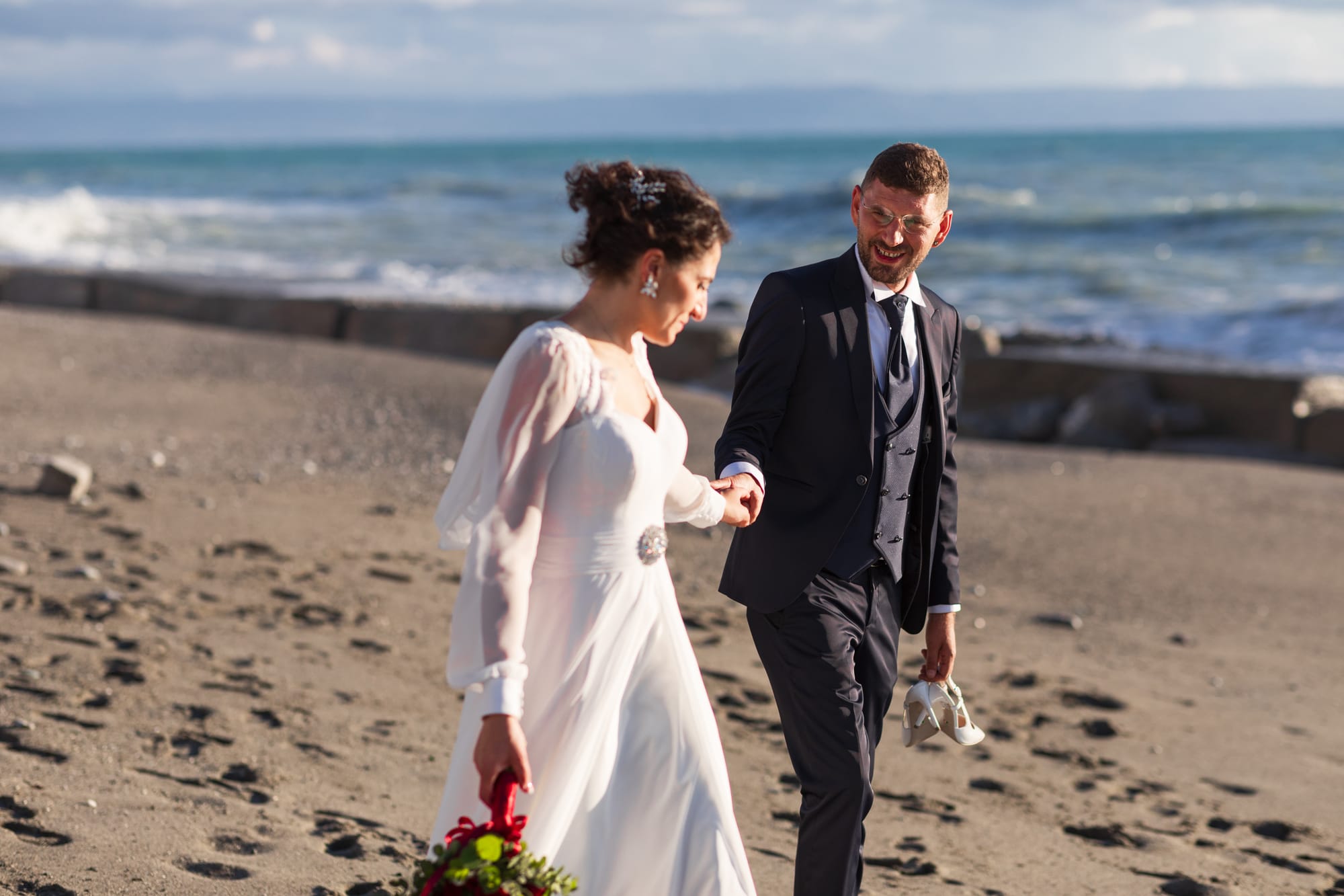 Correre insieme mano nella mano