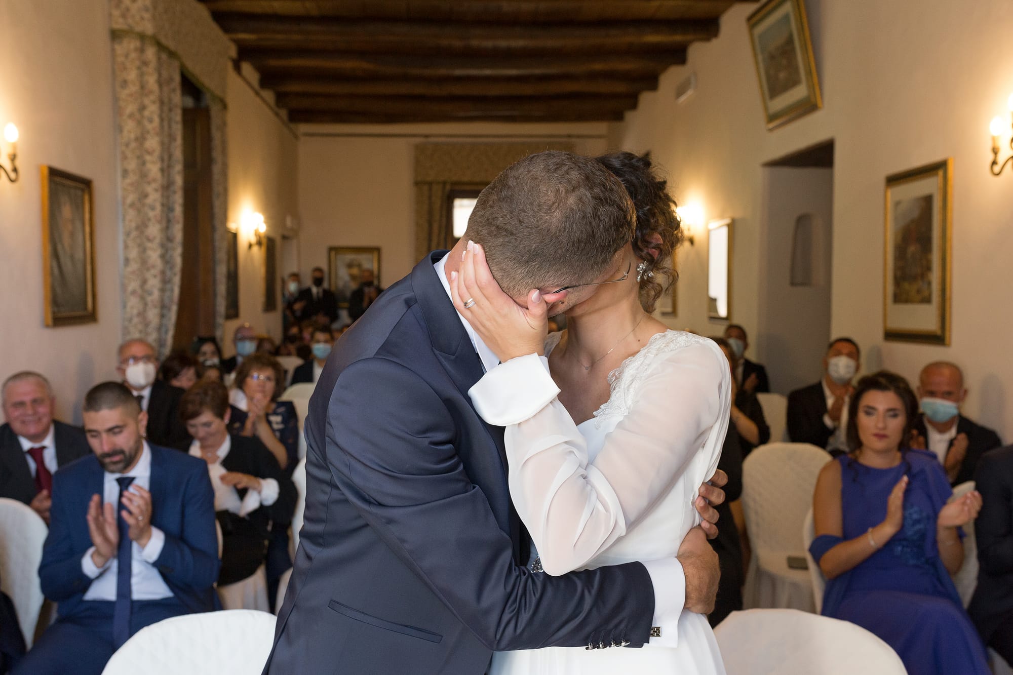 Correre insieme mano nella mano