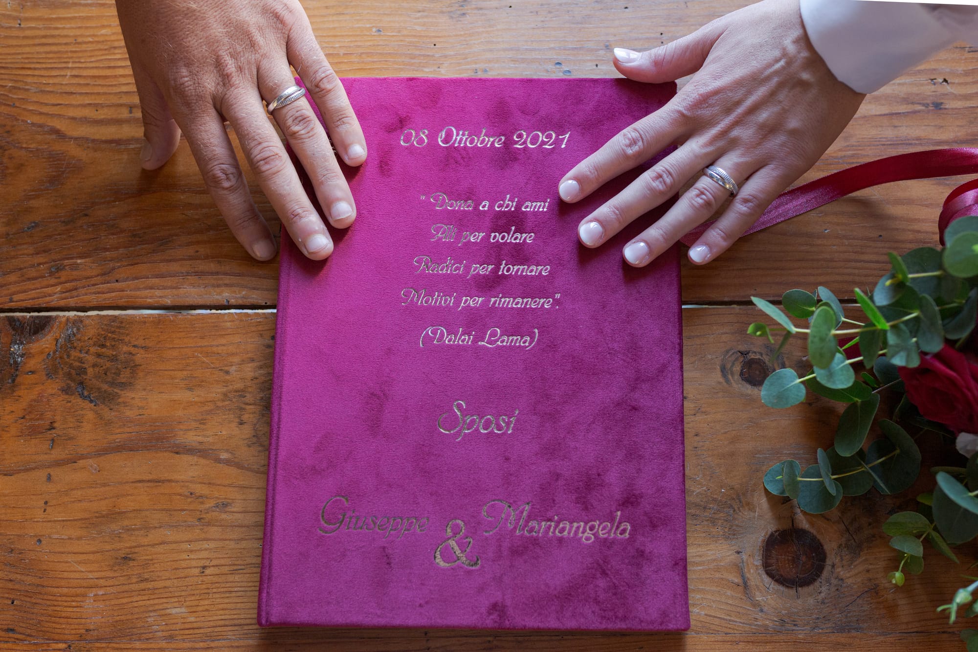 Correre insieme mano nella mano