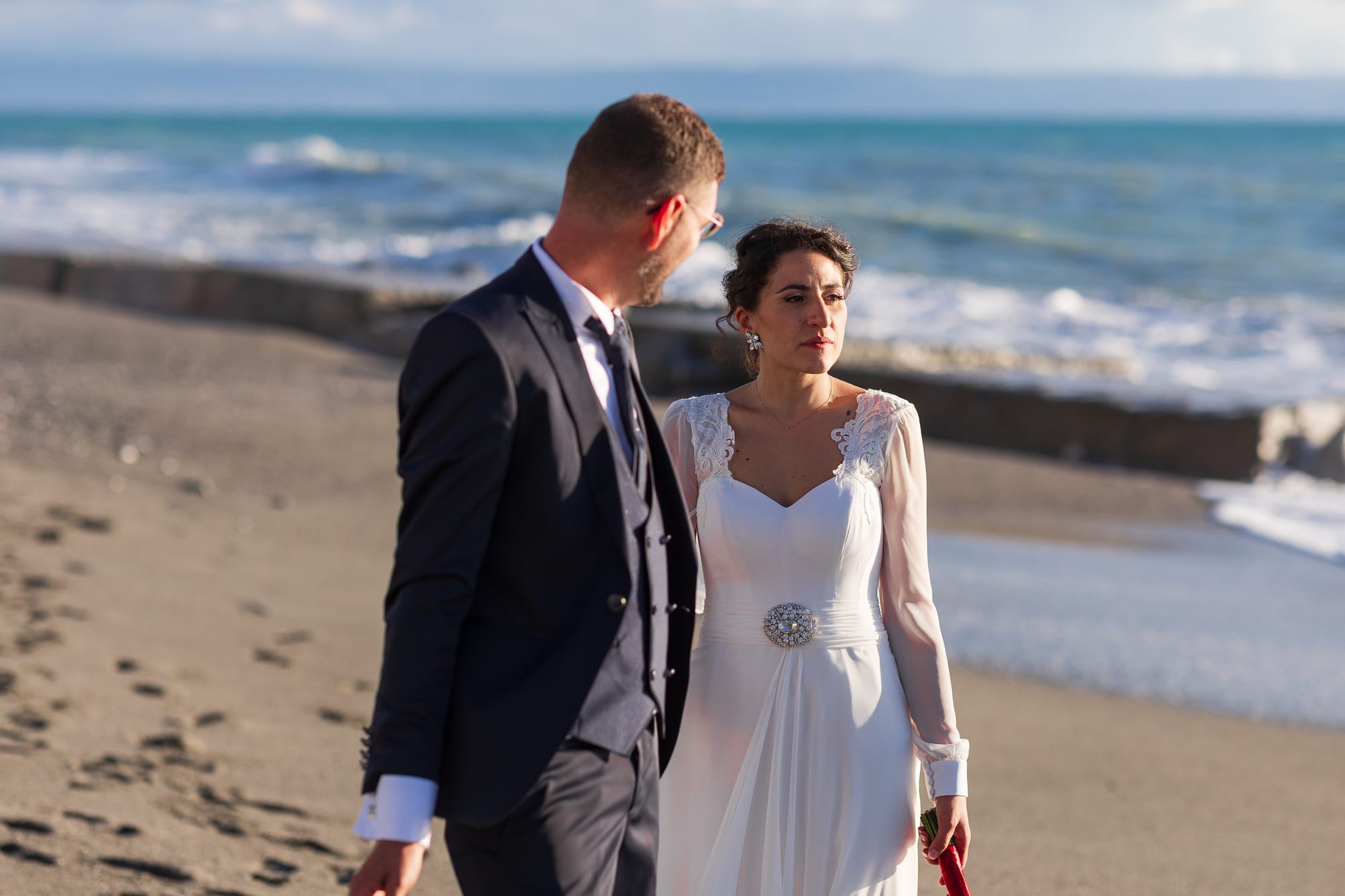 Correre insieme mano nella mano