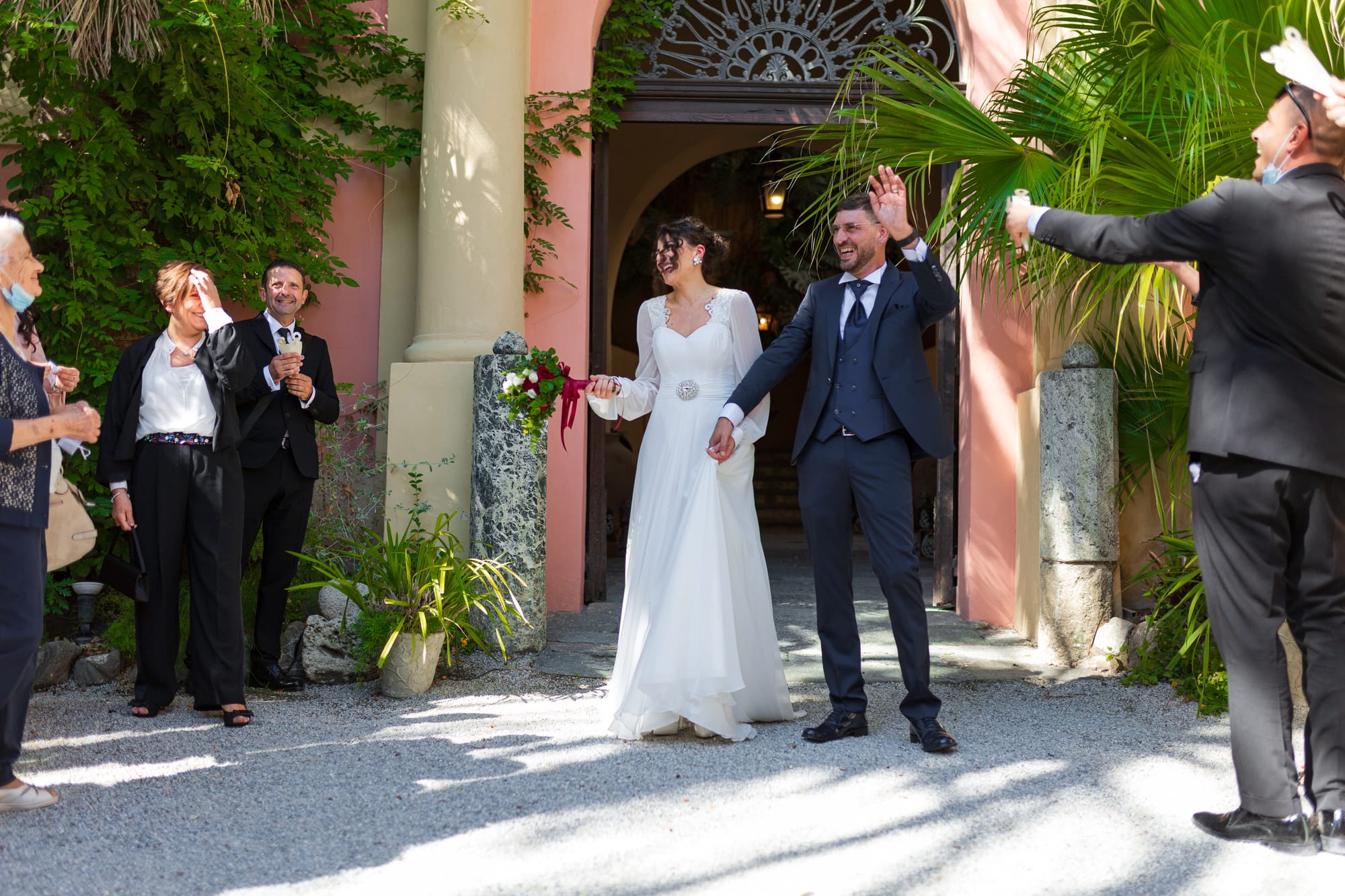 Correre insieme mano nella mano