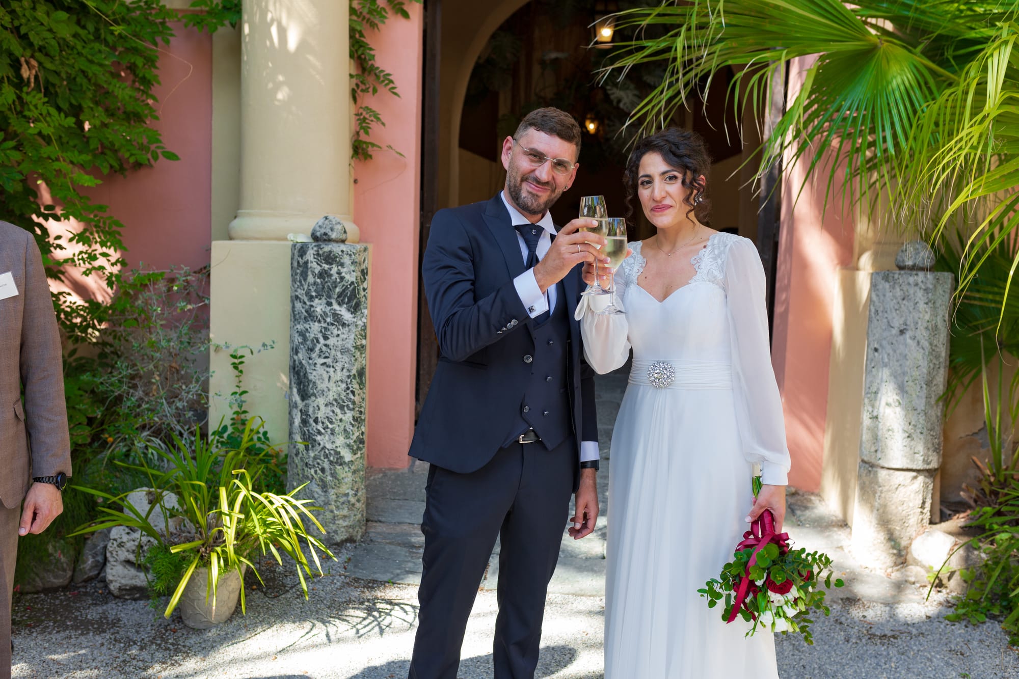 Correre insieme mano nella mano