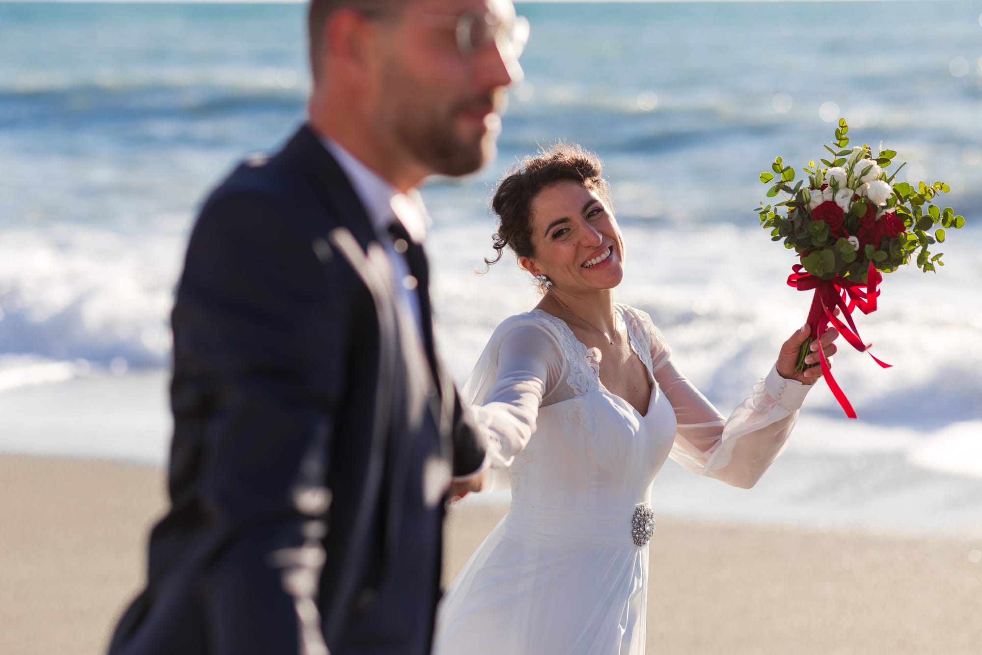 Correre insieme mano nella mano