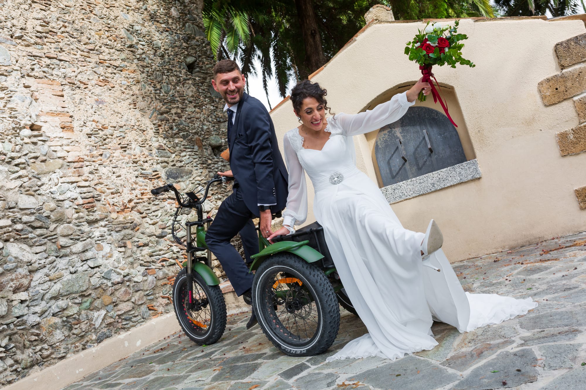 Correre insieme mano nella mano