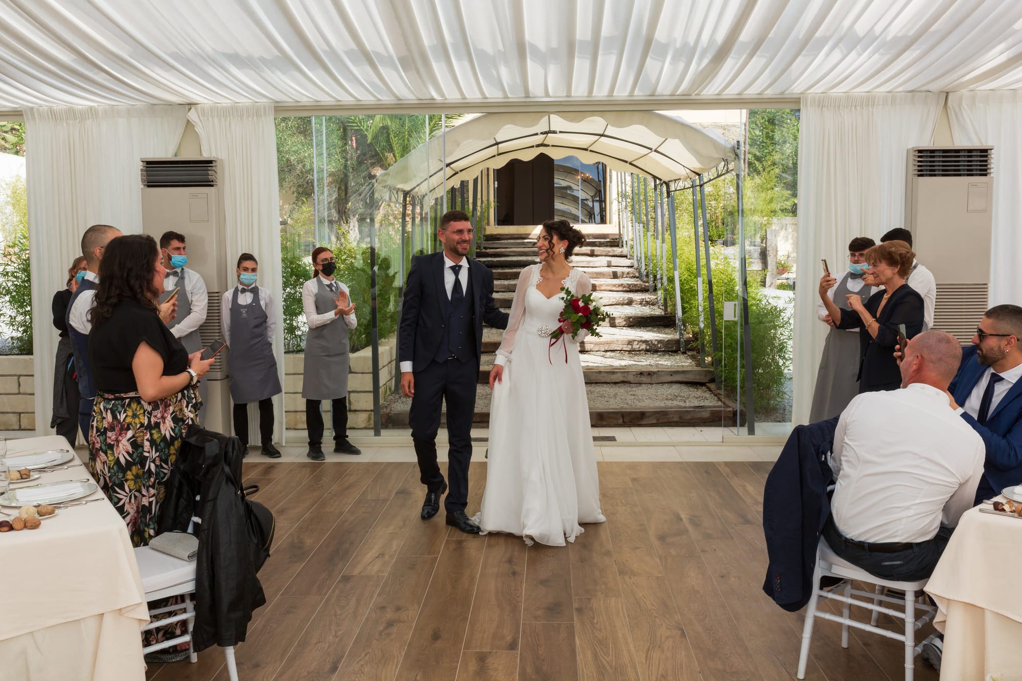 Correre insieme mano nella mano