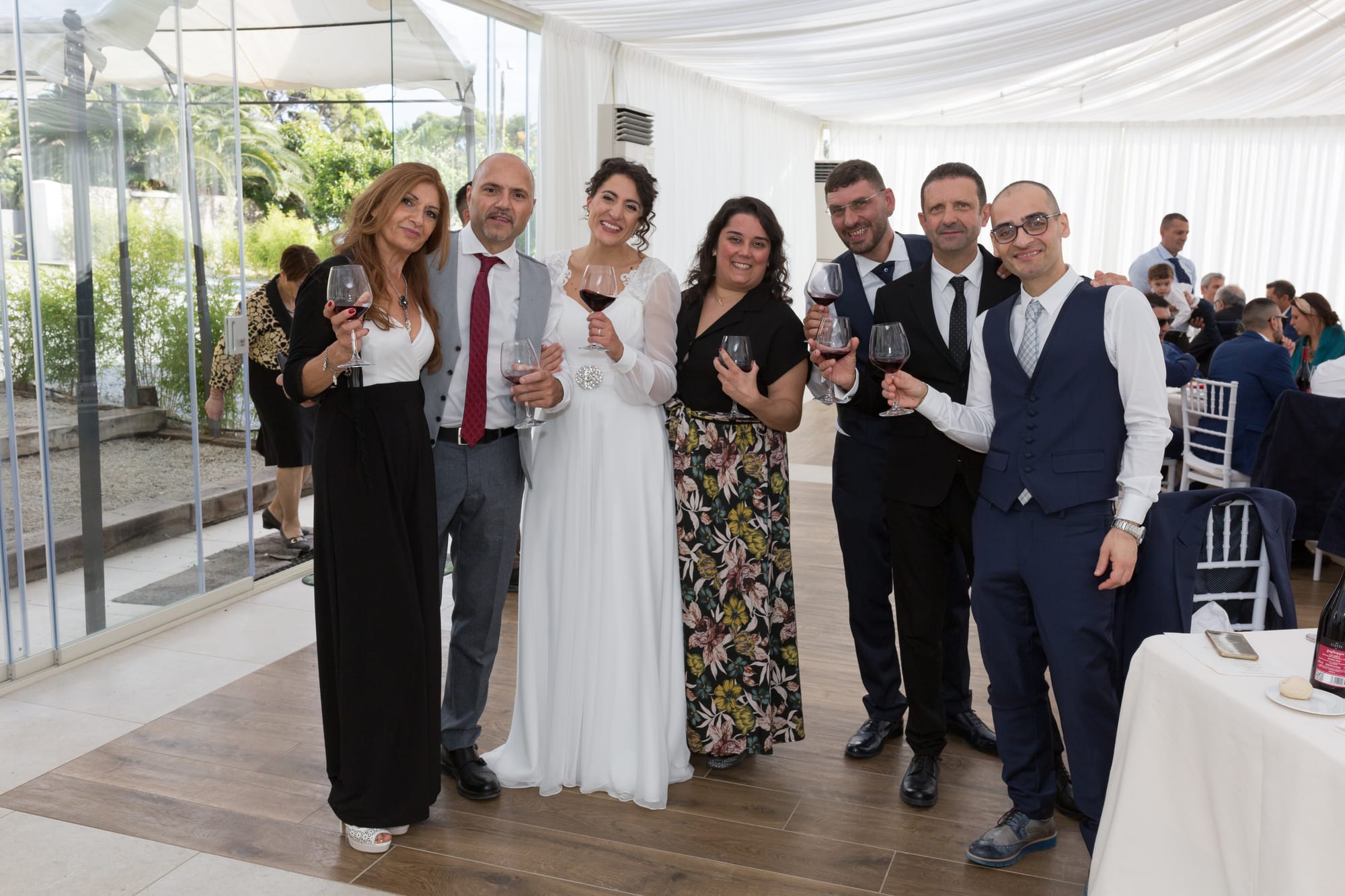 Correre insieme mano nella mano