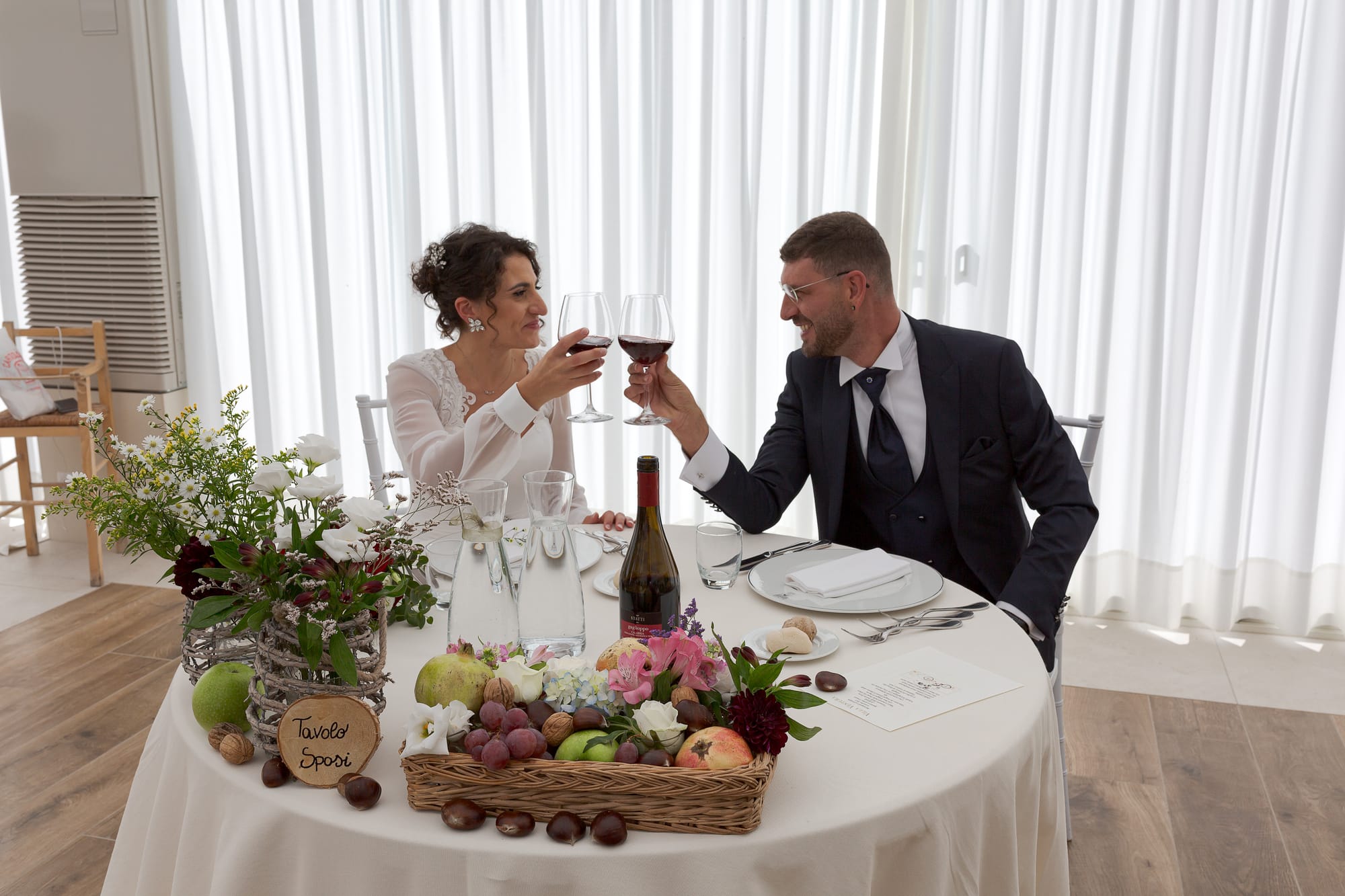 Correre insieme mano nella mano