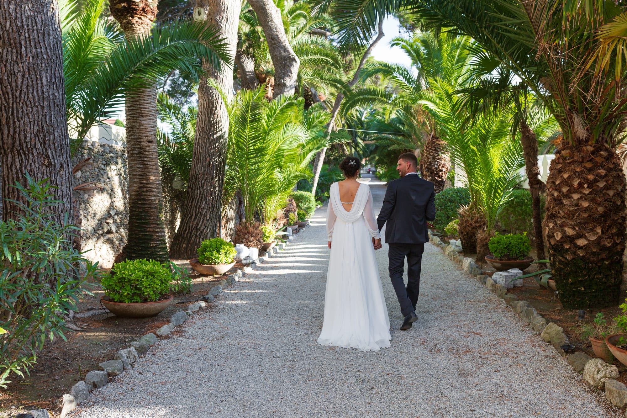 Correre insieme mano nella mano