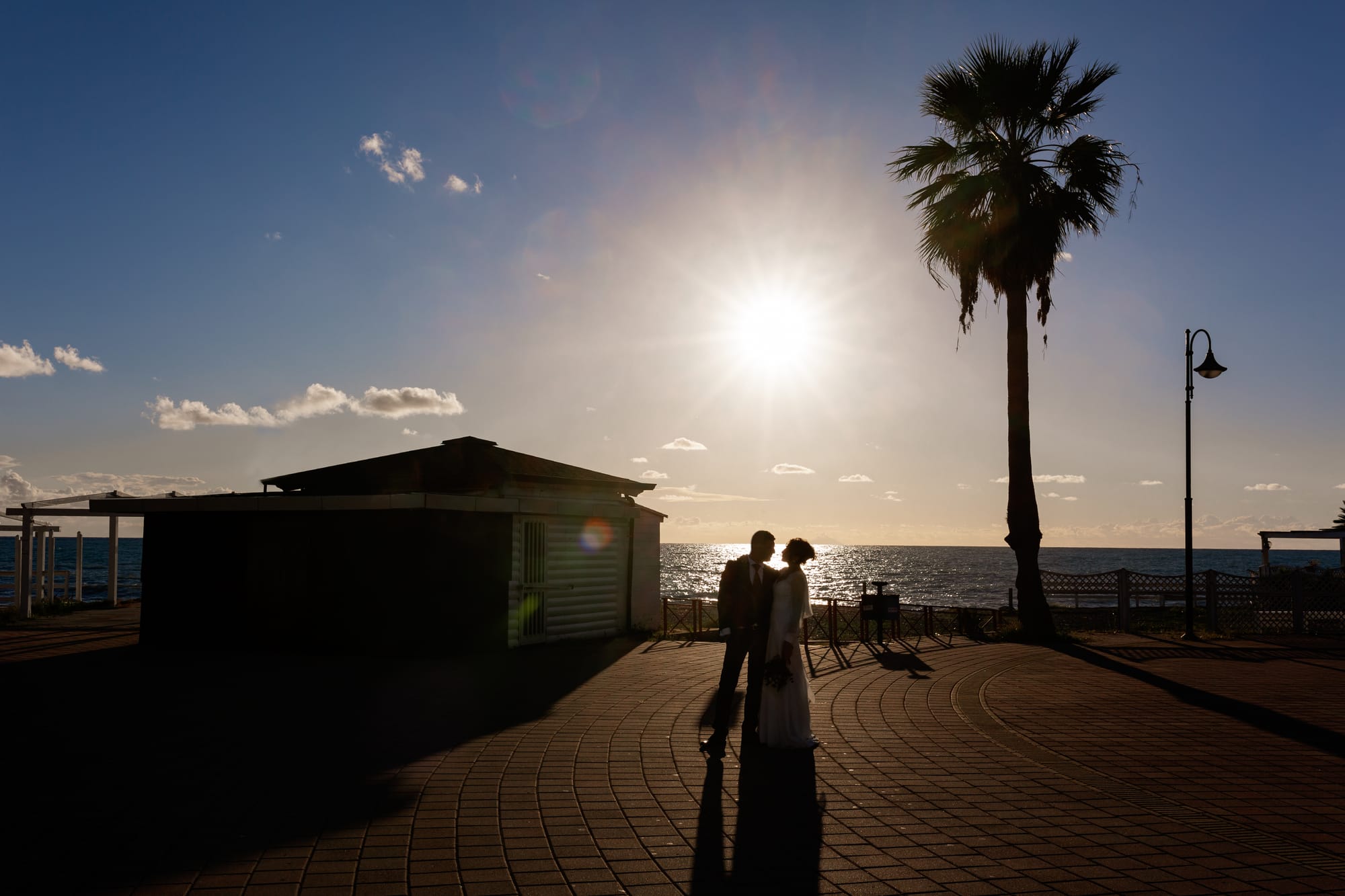 Correre insieme mano nella mano