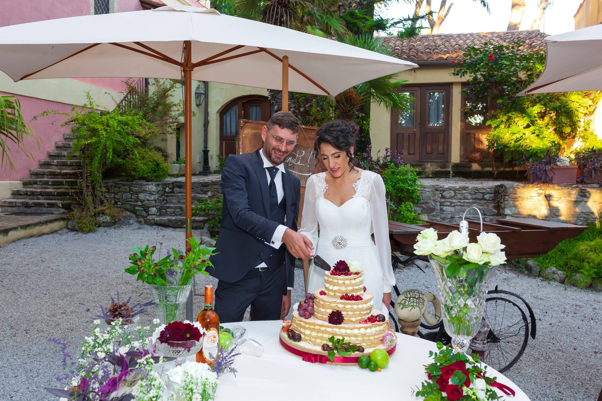 Correre insieme mano nella mano