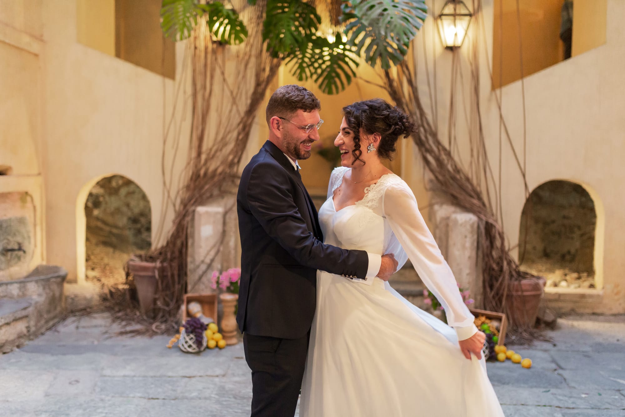 Correre insieme mano nella mano