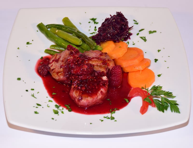 Medallones de lomo fino de cerdo en salsa de moras y vino tinto