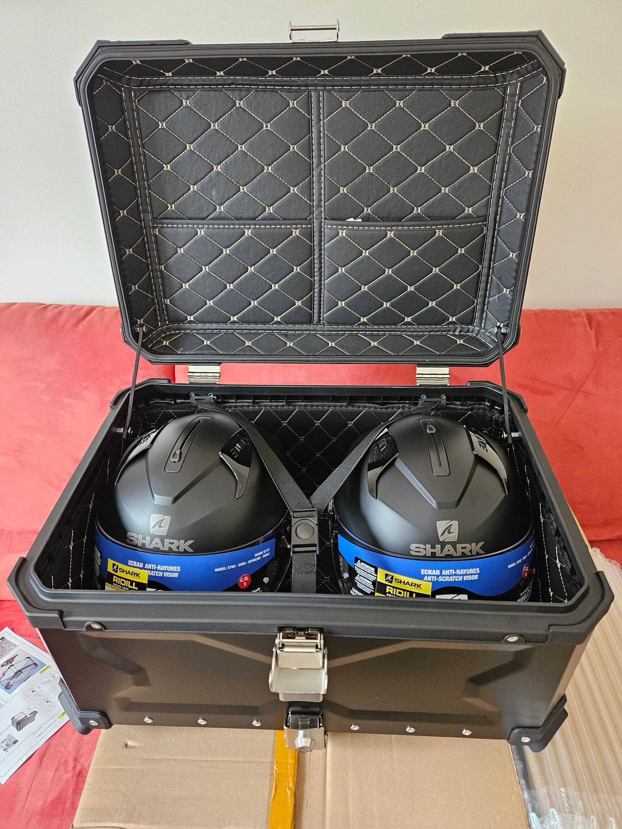 ארגז אלומיניום 65 X + פלטה וערכת התקנה, מכיל 2 קסדות היחיד עם צירים מאלומיניום ב650₪. .