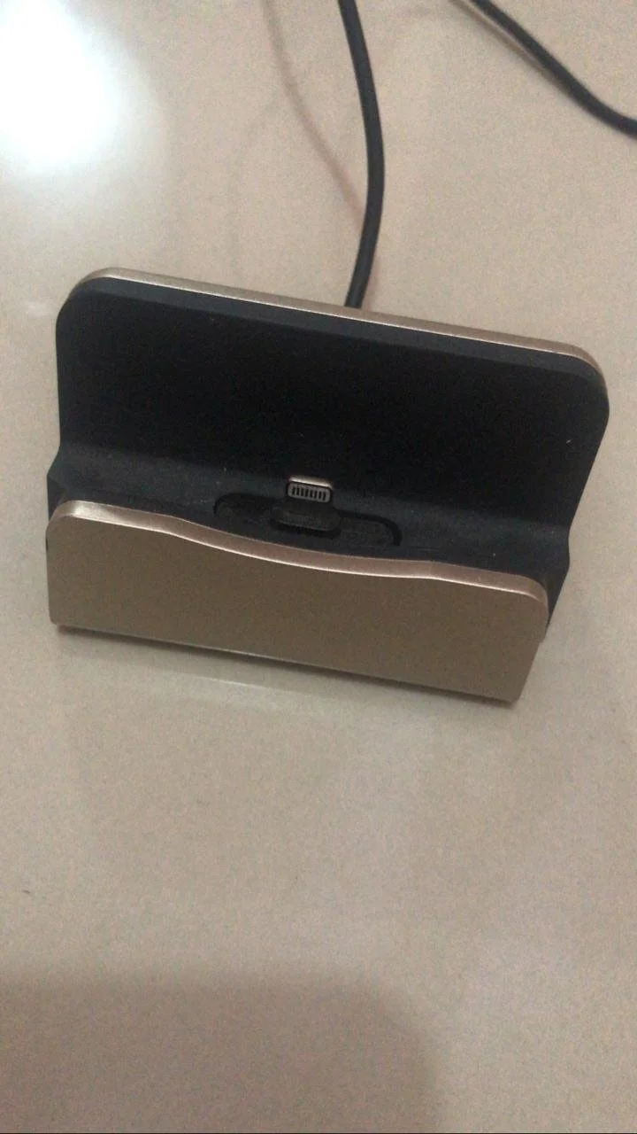 قاعدة شاحن آيفون مستعمله وتعمل بشكل ممتاز