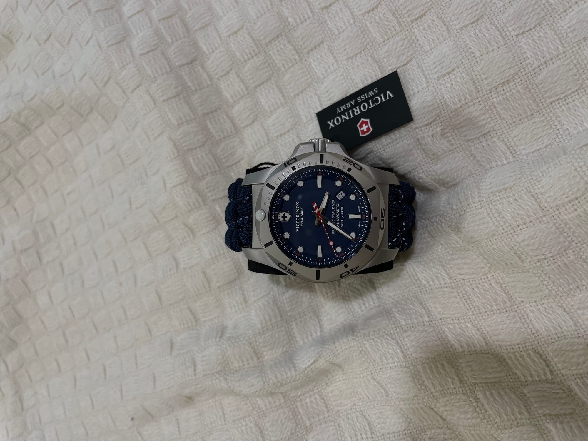 للبيع ساعة ڤيكتورينكس غير مستخدمه على 3000 درهم 