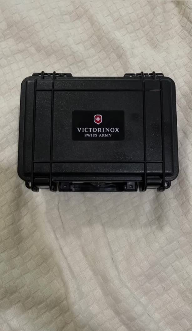 للبيع ساعة ڤيكتورينكس غير مستخدمه على 3000 درهم 