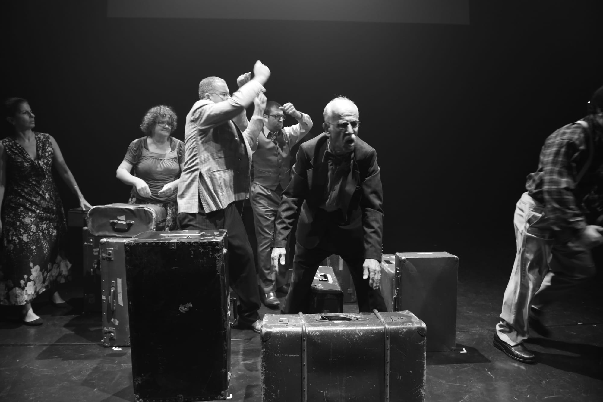                                                                  מבעד לרוח Through the wind