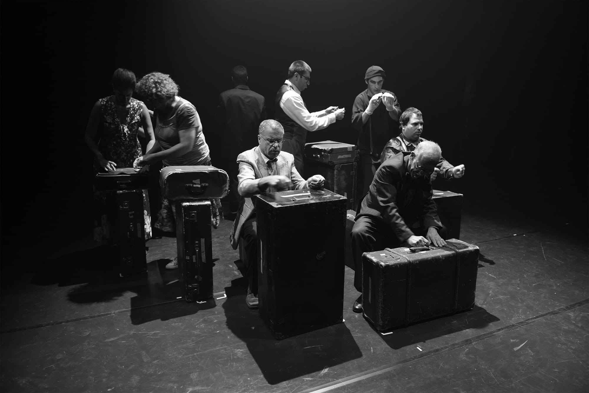                                                                  מבעד לרוח Through the wind