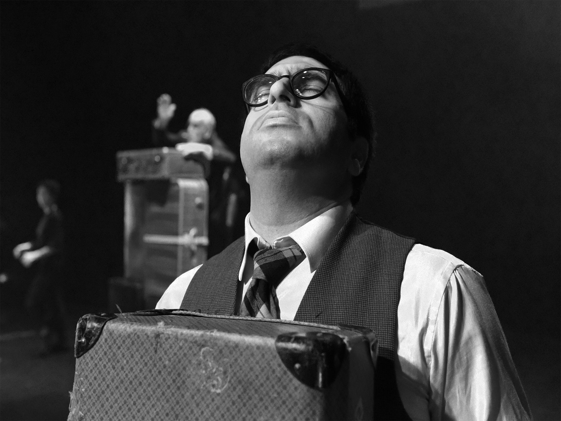                                                                  מבעד לרוח Through the wind