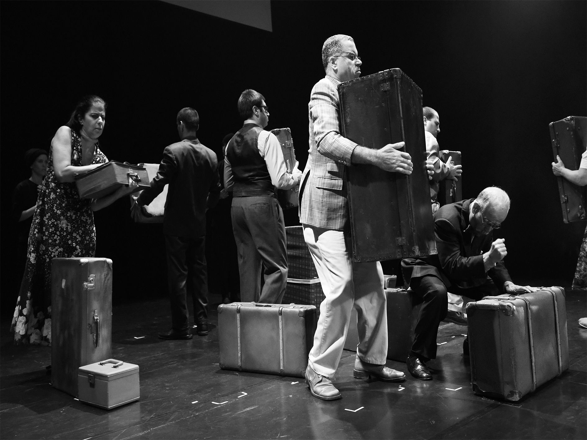                                                                  מבעד לרוח Through the wind