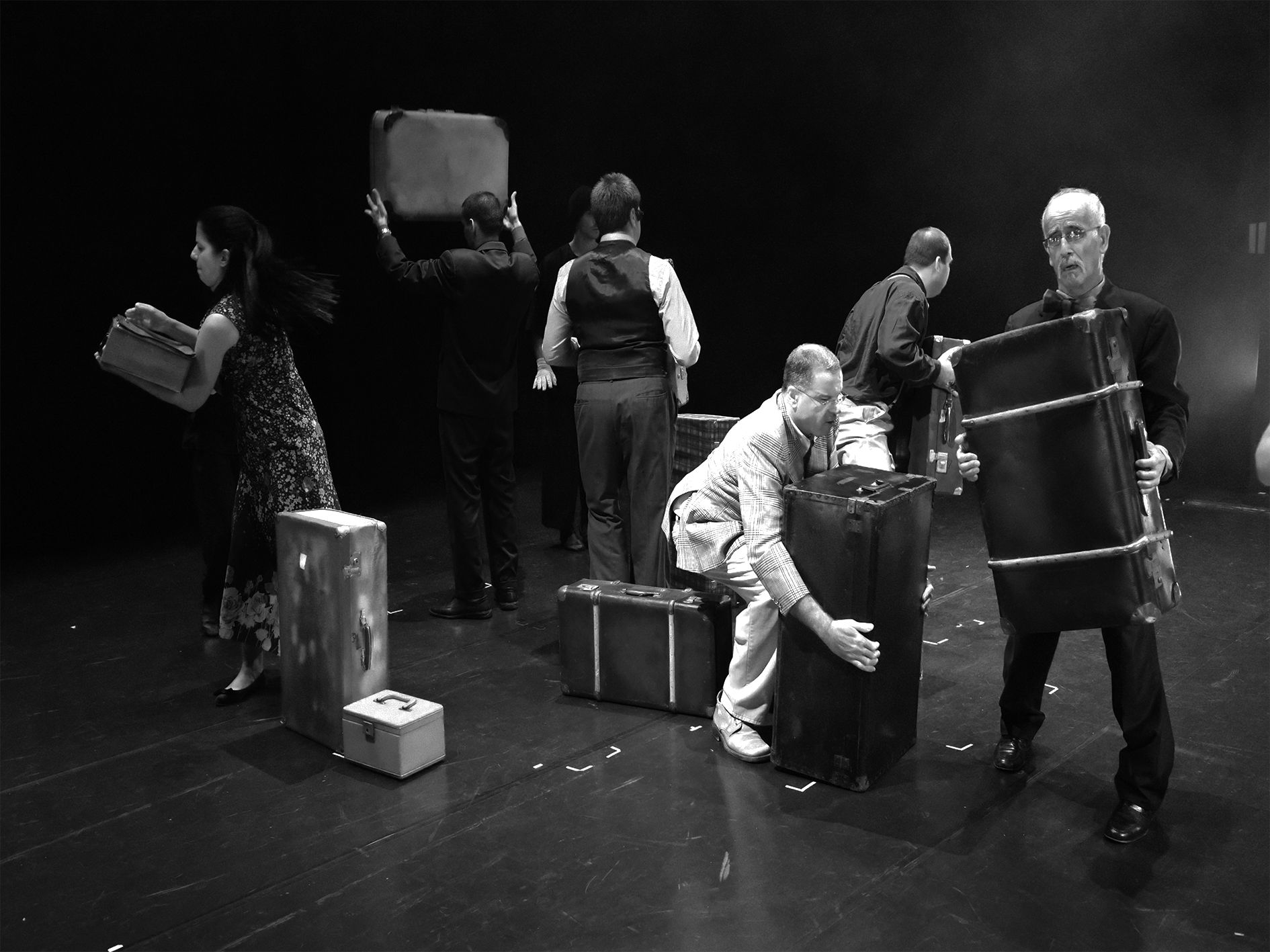                                                                  מבעד לרוח Through the wind