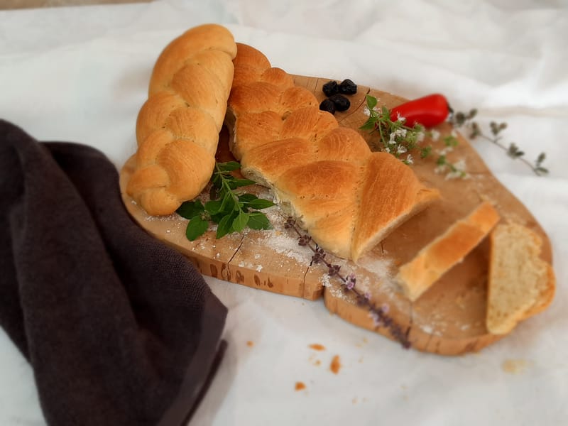 הדודה עם הפרח (והסיפור על לחם בית)