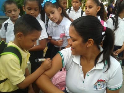 Alumnos estadales de Miranda “vacunan por la paz”