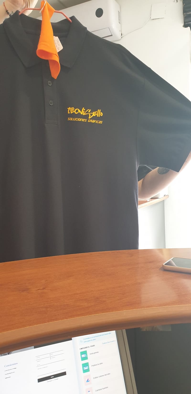 Personalizamos tu ropa y uniformes  de trabajo