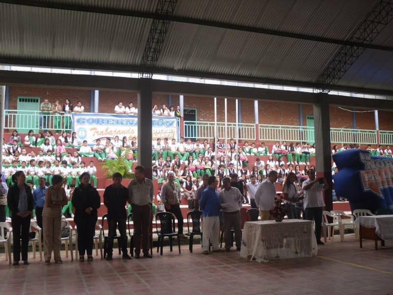 izada de bandera en la institucion
